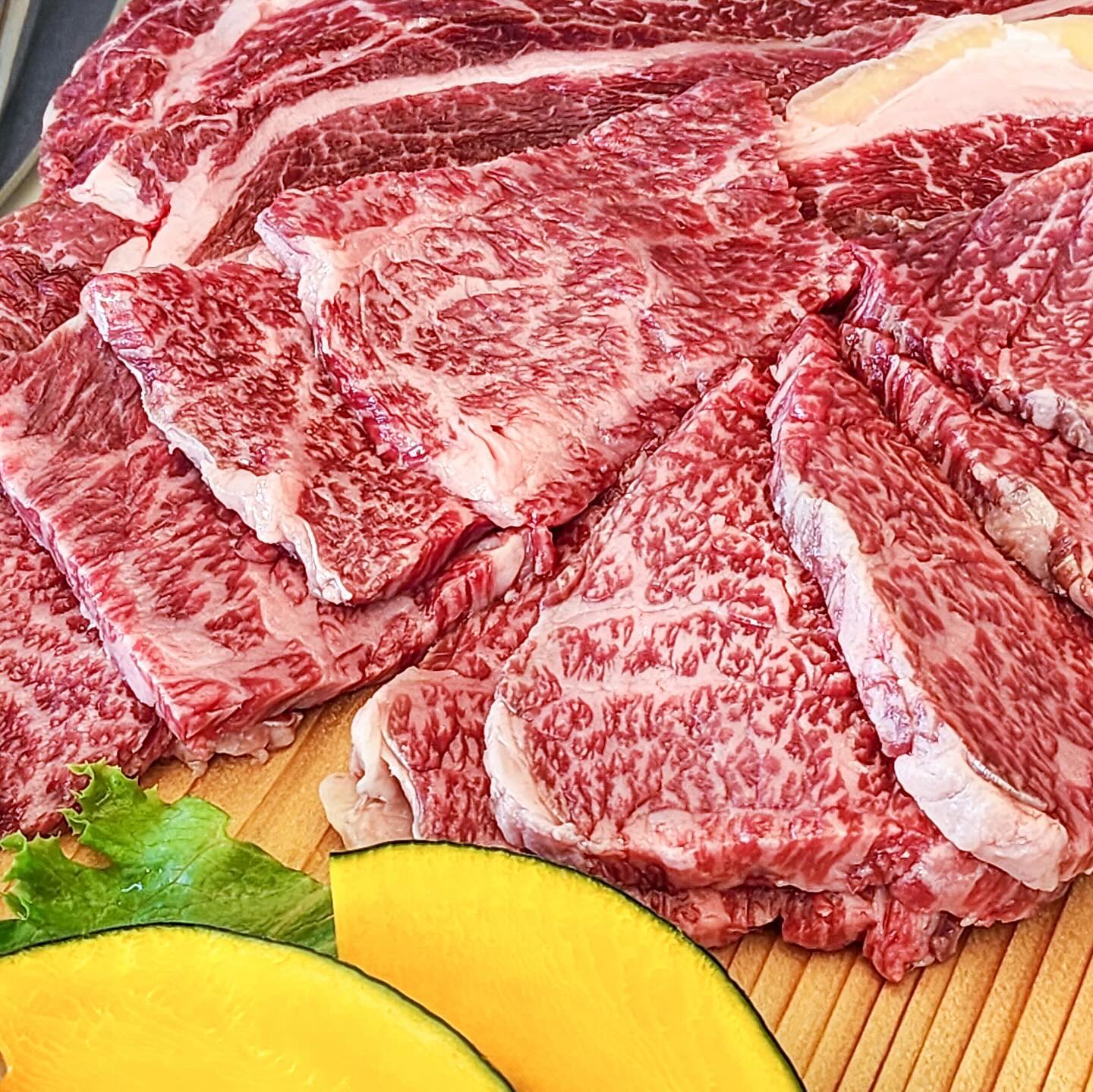 .
양평두물머리맛집으로 소문난 힐링채
선별한 최상급 좋은 한우와 돼지고기를 먹을 수 있는곳이예요
진짜 육질과 마블링 좋아서 사르르르 녹아버려요
여긴 진짜 한우 맛집이랍니다
주차장도 넓고 야외 테라스 및 정원까지 예뻐서 그런지
초록초록 힐링 만빵하고 갈 수 있네용
.
.
https://yangpyeonggogigogi.modoo.at/
#양수리맛집 #두물머리맛집 #양평돼지고기맛집 #양평예쁜식당 #양평고급식당 #양평단체식당 #양평모임장소 #양평핫플레이스