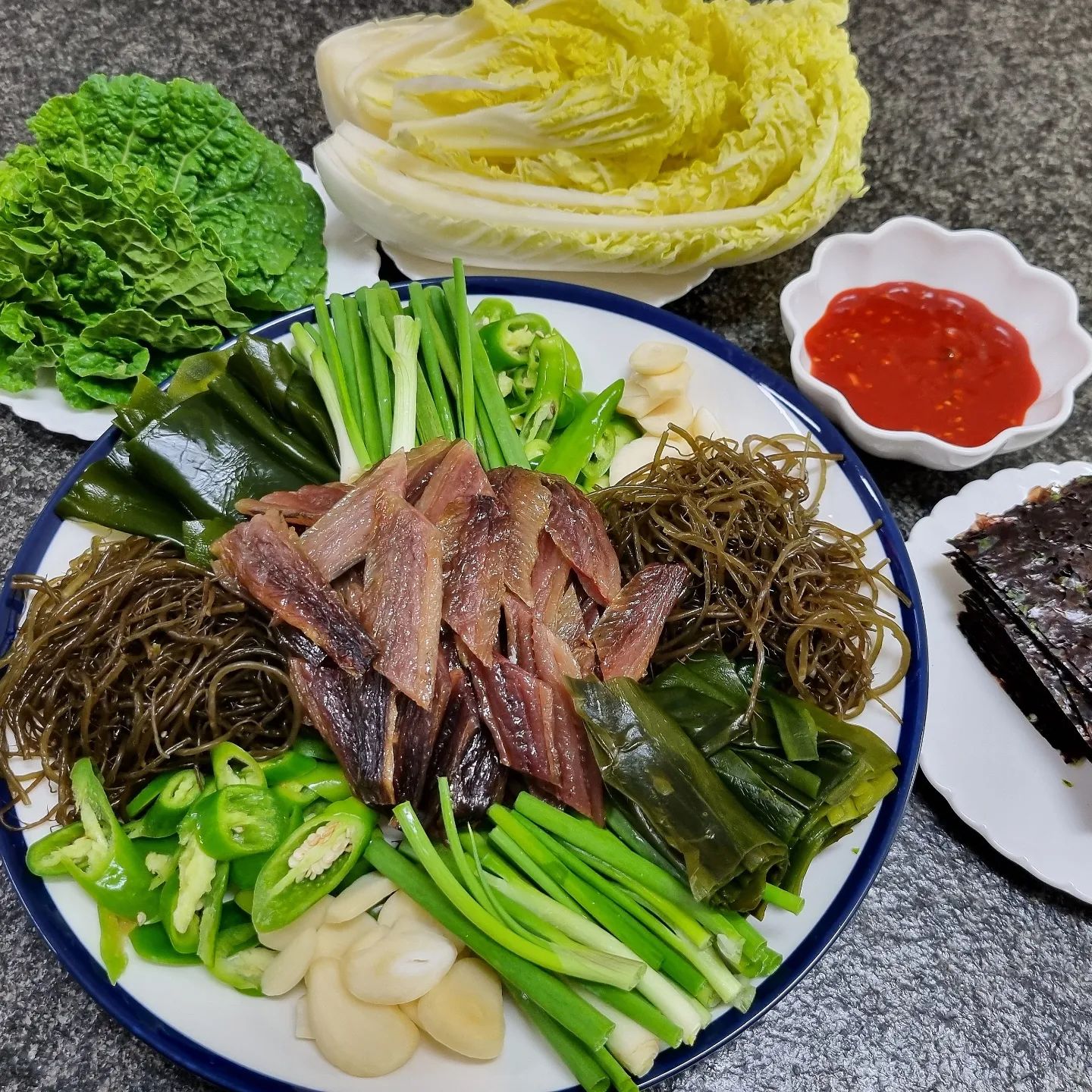 #협찬#구룡포햇과메기
땡큐파머스에서 만난 포항 구룡포과메기에요
벌써 과메기의 철이 돌아왔어요

손질 과메기, 꼬시래기, 다시마, 쪽파, 마늘, 고추, 수제 초장, 김, 배추, 쌈배추 이렇게 세트로 아이스박스에 꼼꼼하게 포장되어 왔어요

겨울 철 별미로 쫀득쫀득하고 고소해요
비린것 못 먹는 저인데 진짜 비린맛 하나없어
제가 배추 쌈싸서 먹으니 남편이 신기해 했어요
몇년 만에 먹은 과메기인지 싱싱하고 좋아요

넓은 발에서 자연건조로 말려 식감과 맛이 좋고
집에 손님 초대 음식이나 캠핑장에서도 추천해요

평일 낮 12시 이전에 주문하면 당일 배송 출발~

https://smartstore.naver.com/thankyoufarmers/products/2276349204

ㅡ 본 포스팅은 업체로부터 무상으로 제공받았지만 솔직하게 작성하였습니다 ㅡ

#땡큐파머스#과메기#구룡포과메기#포항과메기#과메기철#햇과메기#과메기세트#제철음식#집들이음식#캠핑음식#손님초대음식#음식추천
