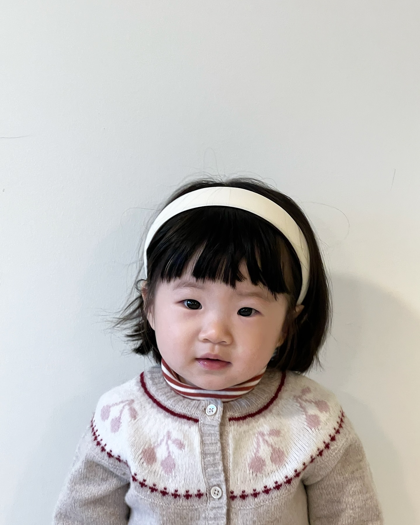 ఇ 

제법 사람다워진 작은인간.
얼굴보고있으면 시간가는줄 모를만큼 매력에 녹는중ㅎ
특히 눈 마주칠때마다 찡-끗 웃어주는 애교스킬은 증맬..
나도 배우고싶단생각이들정도ㅎㅎㅎㅎㅎ

어쩌면 네가 날 더 사랑하고있는게 아닌가 라는 생각이 들정도로
사랑스러운 널보며, 엄마인 내가 더 많이 노력해야겠다는 생각이 드는요즘,,,
엄마가 줄수있는것중에 가장 헤프게 줄수있는건 사랑이야

사랑해 많이.🤍