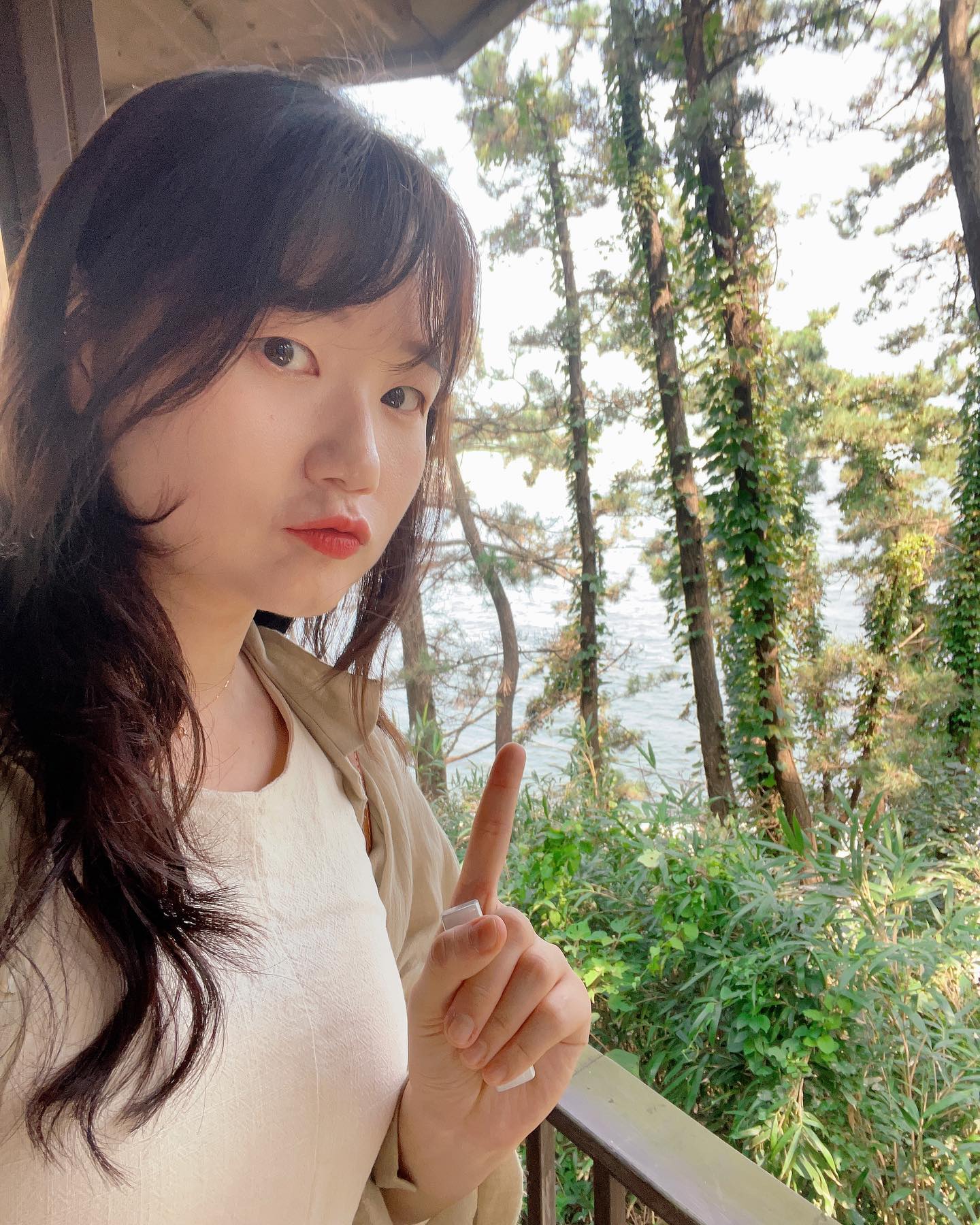광복절에 오랜만에 가족 나들이☀️

운정식당 삼계탕 > 죽도 상화원 > 해저터널 > 춘장대 > 우렁쌈밥 > 집에서 후식과일

#죽도 #상화원 넘무 추천하는 나들이 산책장소❤️ 오늘 처음 가봤는데 소나무숲, 데크길, 커피와 떡, 작품들까지 만족스러웠던 한국식 전통정원이었어요.🎋🎋

먹기로 시작해서 먹기로 끝난 하루이자 오랜만에 2끼를 영양있게 다 챙겨먹은 날🫶🏻🫶🏻

#쏭스타그램 #죽도보물섬관광지 #상화원산책 #가족나들이 #selfie #selca #광복절🇰🇷 #나들이그램 #산책 #데일리 #일상 #셀스타그램 #얼스타그램 #대천 #보령 #대천가볼만한곳 #보령가볼만한곳 #한국식전통정원