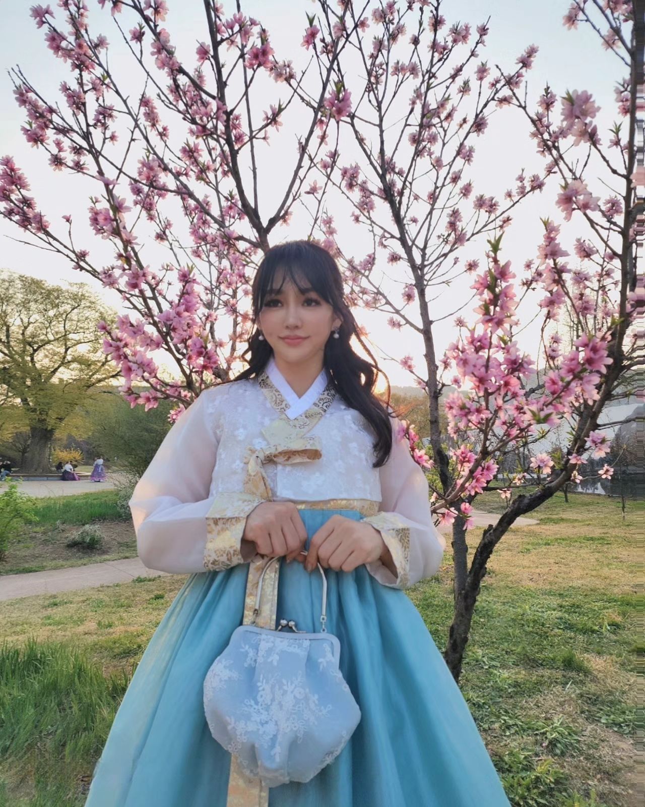 ฅᐢ..ᐢ₎ 
한복 잘 어울리나요? 
얼마만에 입어보는 한복인지
너무 신이났다고 합니다아하하
 
오랜만에 폭풍 업뎃했슴니동~ 
 
 
 
#한복 #경복궁 #서울나들이 #서울가볼만한곳