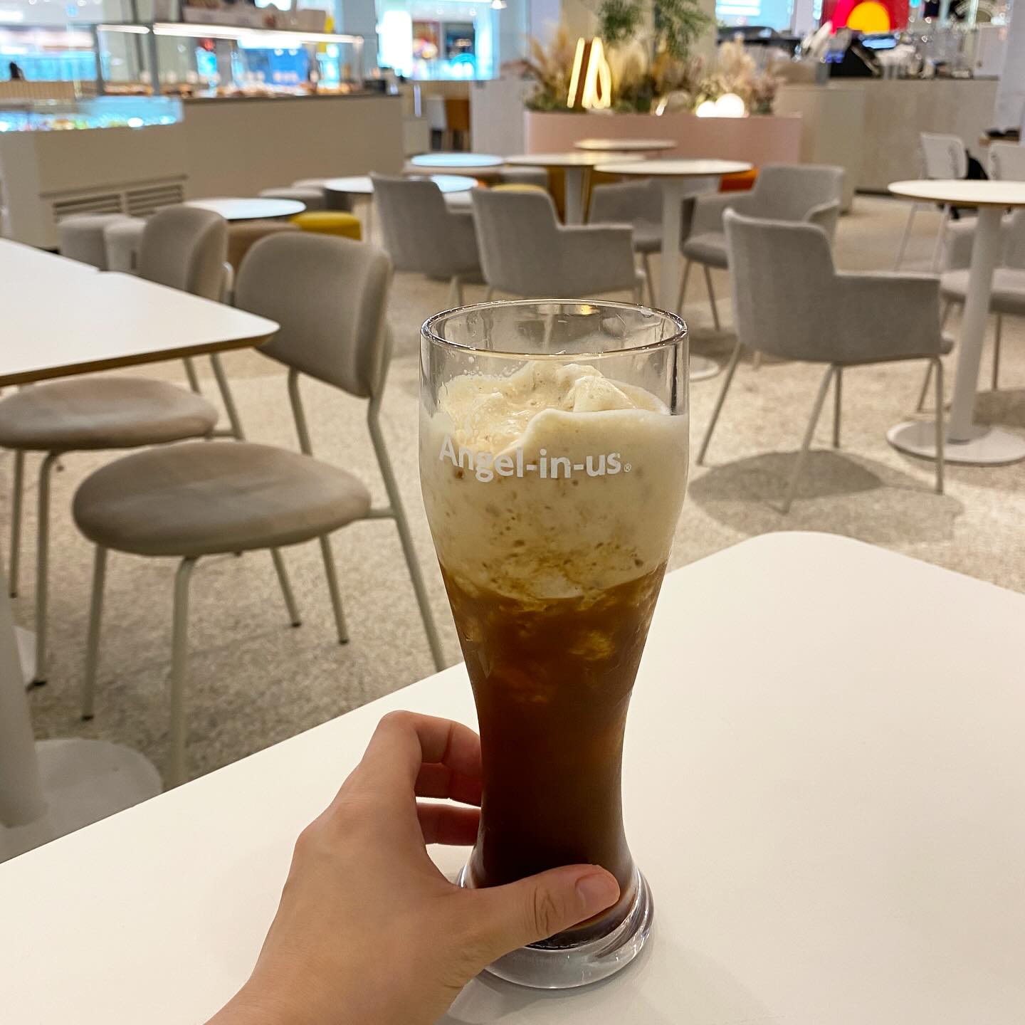 #협찬 “뜨거운 냉커피 주세요“ ❄️
날씨가 엄청 더워서, 시원한 커피가 생각나는 날 ☕️
여름에뉴뜨거운 커피보다는 역시 시원한 커피죠⁉️
아메리치노 맛집 엔제리너스에 뜨거운 냉커피가 새롭게 나왔다고 하더라고요?!
신기한 음료는 먹어봐야 하니까 신상 메뉴 마셔봤어요⭐️
✅아메리치노 크러쉬
-일반 아이스 아메리카노보다 무려 5도나 낮은 가장 시원한 커피❄️❄️
-뜨거운 물을 부으면 살얼음이 올라와서 신기하고 재미있게 즐길 수 있어요👍
-빨대로 저어서 먹으면 한층 더 시원해져요🥤
작은 얼음이 씹혀서, 아작아작 먹는 즐거움까지 🧊진한 크레마까지 있어요
시원하게 먹을 수 있어서 더운 여름날에 먹기 딱이에요!
#엔제리너스 #뜨거운냉커피 #아메리치노 #아메리치노크러쉬 #아메리치노브리즈 #뜨냉 #엔제리너스신제품 #커피메뉴추천 #카페추천 #엔제리너스메뉴 #커피 #아이스커피 #먹스타 #