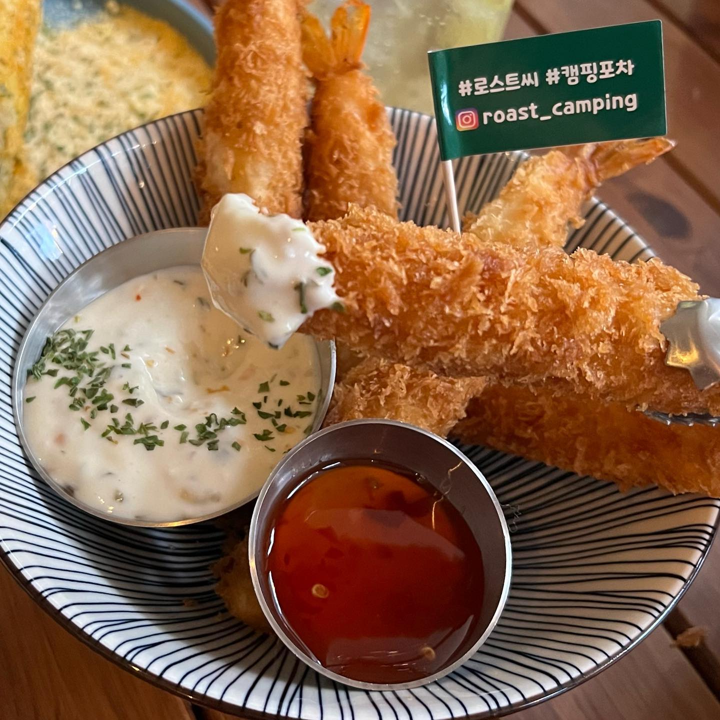 🧸로스트씨🧸 #협찬 #리뷰노트 

캠핑 감성 가득한 포차에 맛있는 안주가 가득한 로스트씨입니다♥️ 

어묵과 김치가 가득해서 자꾸 손이가는 김치냄비우동과 도톰하고 통통한 새우튀김에 달콤짭잘한 마약옥수수까지! 안주맛집 인정이죠🤤 여기에 달달한 망고하이볼 곁들여주면 완성! 

▪️충북 청주시 청원구 율량로201번길 19-2 1충

▪️매일 17:00-03:00

▫️김치냄비우동 8,900원
▫️통통새우튀김 6,900원
▫️마약옥수수 5,900원
▫️망고하이볼 8,000원

#율량동술집 #로스트씨 #율량동감성포차 #율량동캠핑포차 #율량동감성술집