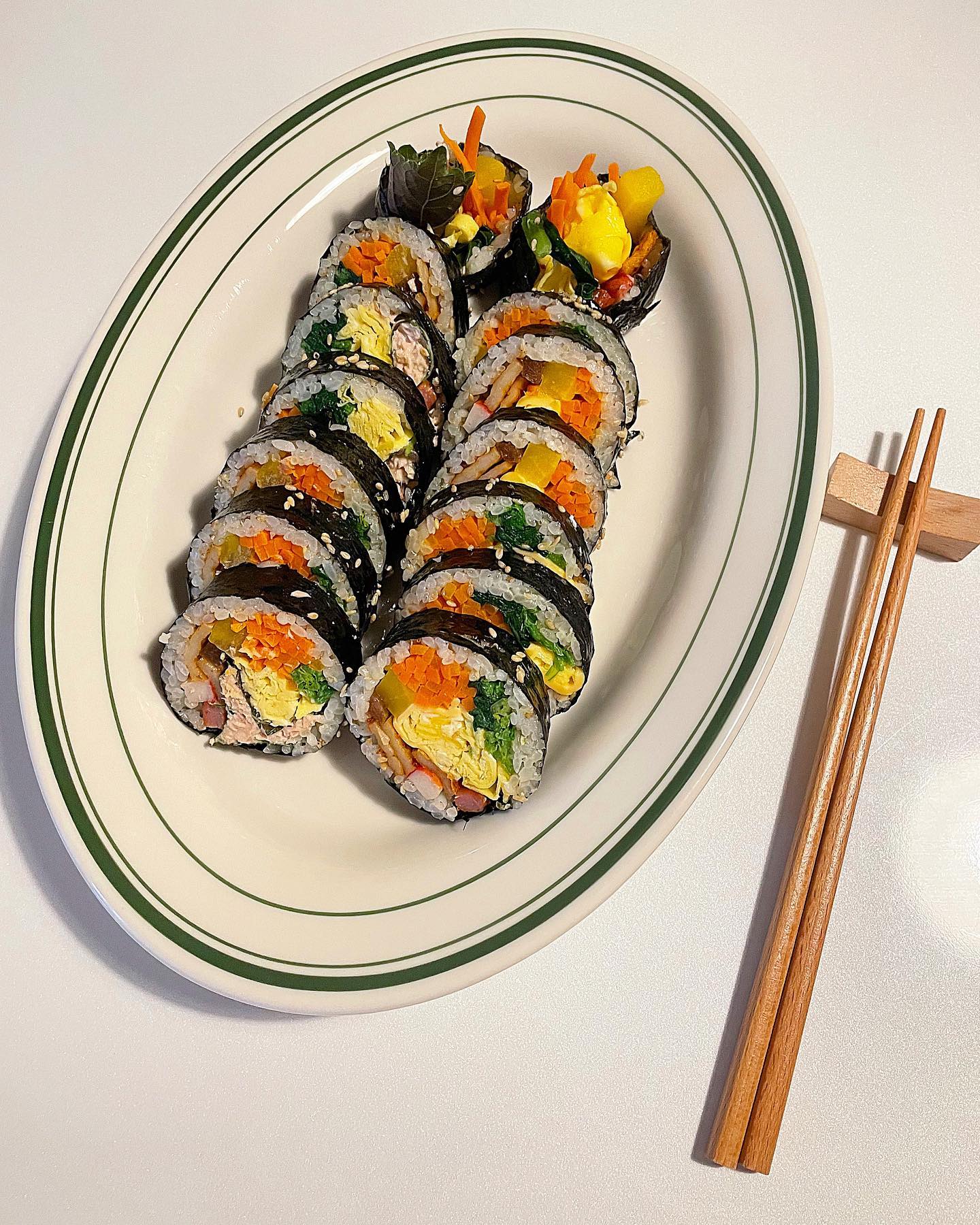 🏡 우리집 김밥Day👩🏻‍🍳

요즘 서진이네 재밌게 보고 있는데
서진이네 보다보면 분식이 그렇게 먹고 싶어요🥹♥️

그중에서도 불고기 김밥이 제일 먹고파요😘🤍

불고기 김밥 만들어 보고 싶었지만
냉장고에 있는 재료로 후딱 만들어 먹었어요😍
조만간 서진이네 불고기 김밥도 만들어 봐야겠어요😉

제가 좋아하는 김밥은 스타일은 
밥 찔~끔 속재료 많이많이💓💓!!