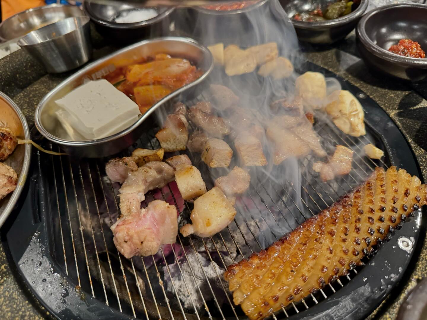 #협찬
맛도 있고 가성비가 너무 좋았던
✨원조부안집 신도림본점✨
⠀
신도림 먹자골목에 새로 오픈한 고기집이라서
예약 손님이 무척이나 많았고 우리 가족도
거의 1시간 대기 후 입장할 수 있었음😫
1시간 대기는 당연히 식욕을 더욱 자극했고,
이곳의 숙성 돼지고기는 1등급 국내산만을
고집해 육즙 가득한 목살부터 쫀득살,
숙성삼겹, 모든 고기가 예술이었음😍
단순한 프랜차이즈를 넘어서,
고집스러운 장인정신이 느껴졌음🤔
그리고 특허받은 불판에서 직원들이
고기를 구워주는데 워낙 바쁠 시간에 가서
우리가족은 직접 구워 먹었음😅
아마 한가한 시간에 방문하면 구워줄 것 같다.
특히 전라도 부안 출신 김치명인의 파김치와
김치찌개는 집에서 먹는 그 맛 그 이상이었고😘
여기에 물쫄면까지... 모든 사이드 메뉴가
고기의 맛을 더욱 돋보이게 만들었음😛
개인적으로 물쫄면은 다른 어디서도
맛볼 수 없는 독특한 맛이라 좋았음👍🏻
우리 가족은 원조한판 세트와 껍데기,
물쫄면을 선택했는데,
모든 메뉴가 만족할만한 선택이었음😋
오늘도 잘 먹었습니다🙏🏻
⠀
#원조부안집 #신도림맛집 #신도림역맛집 #신도림고기집 #신도림회식장소 #구로맛집 #구로역맛집 #구로역고기집 #신도림먹자골목 #신도림먹자골목맛집 #삼겹살 #쫀득살 #회식성지 #원조부안집신도림본점 #2024
