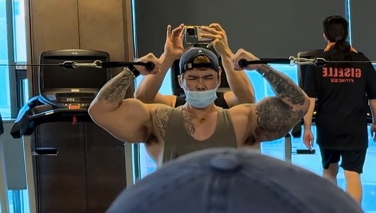 재하보고 쫄아서 구석에서 운동하다 튀기
사진 뒤에서 좀 찍어달라니까 뒤에서 엎을찍노
지젤 진천점 완전 굿👍