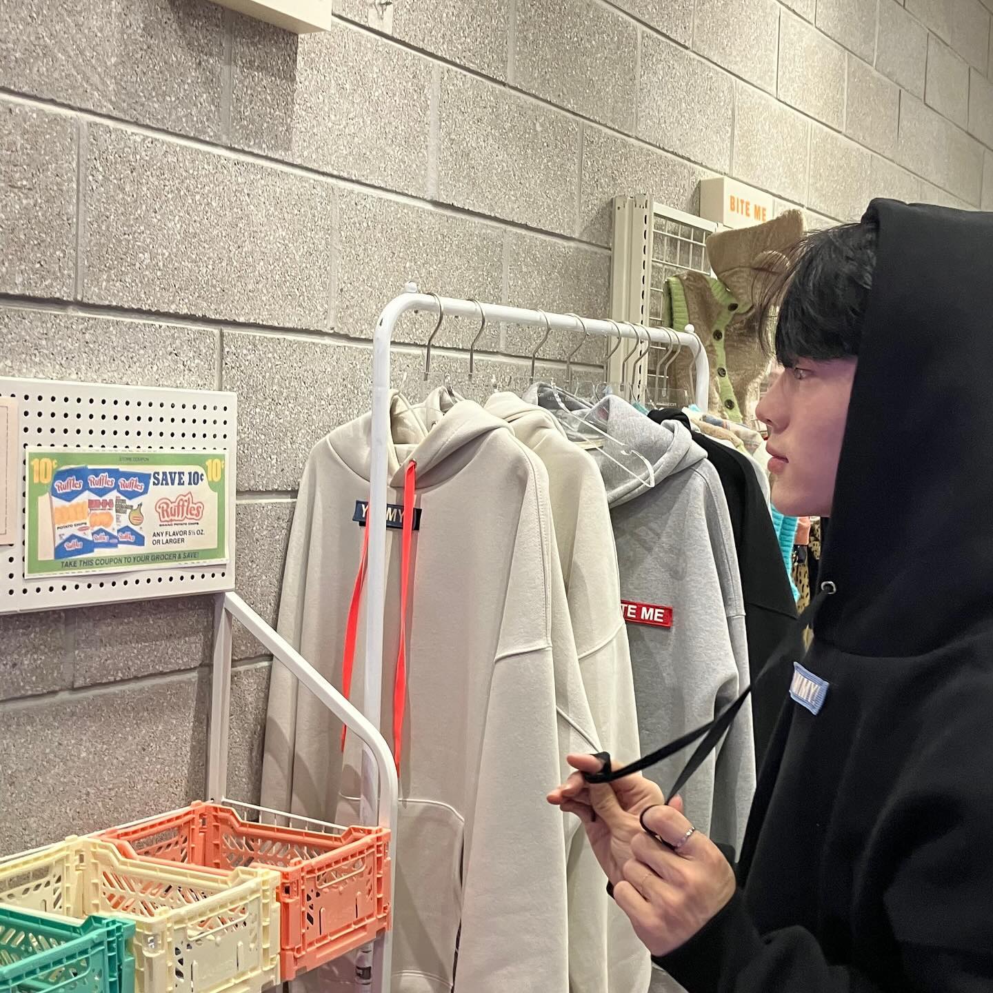 전체적인 팝업스토어의 컨셉괴 분위기가 찰떡이여서 구경하는 내내 재밌었어요! 
팝업스토어에서만 구매할수있는 후드티와 쥬얼리 제품 모두 내가 원하는대로 디자인하여 구매할 수 있다는게 신박했던것 같아요! 
이번팝업은 10/31일까지만 진행된다 하니까 관심있으신분은 참고해주세요🥰
.
.
#얼반에디션 #디자이너브랜드 #성수동쇼룸 #성수동편집샵 #성수동팝업 #연무장길팝업 #올리브제이 #쥬얼리브랜드 #팝업브랜드 #성수팝업