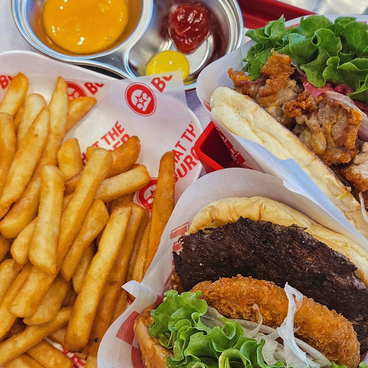 새로 찾은 수제 버거 맛집🍔🩷
해운대 #왓더버거 

두툼한 햄버거 먹고 싶어서 직접 서치해서 방문한 버거집☺️
신메뉴 통새버거와 통다리살 치킨버거세트 주문‼️

감튀 전부 새로 튀겨져서 바삭하고 햄버거도 따끈해서 굳👍🏻
통새버거는 신메뉴라서 주문해봤는데 
생각보다 두툼하고 새우튀김패티랑 고기 패티가 잘 어울렸음
역시 맛있는거에 맛있는거 조합은 실패하지 않는다..🥰

매장이 그리 큰 편은 아지만 약 10~12명 정도 앉을 수 있었고
포장&배달 전부 가능👍🏻
상가에 매장이 있어서 주차되는것도 큰 장점~
주차 지원 필요하신 분들은 직원분께 말씀드리고 시간 적용 받으세요!

📍 왓더버거 해운대점 
부산 해운대구 해운대로 650 센트럴푸르지오상가 106호 

⏰️영업시간
매일 10:30~22:00, 라스트 오더 21:50

🅿️주차 
지하주차장 1시간 무료
.
.
.
#수제버거 #왓더버거해운대 #통새버거 #치킨버거 #부산맛집