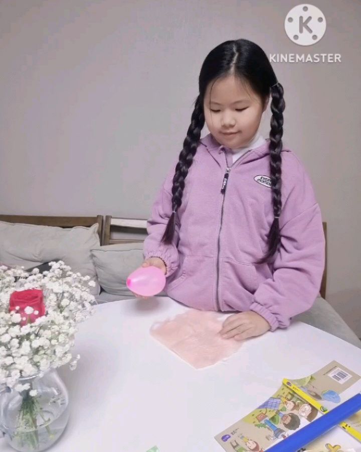 #협찬 #도서를제공받았습니다 

과학뒤집기
찌릿찌릿 번쩍, 세상을 밝히는 힘. 

전기에 관한 이야기 읽으며
마찰전기, 정전기 실험해 보는 중. 

아... 근데 왜 서로 밀어내진 않고
죄다 달라붙는거야 ㅎㅎ 

#실험 #과학실험 #과학뒤집기
#초등과학 #초등과학전집