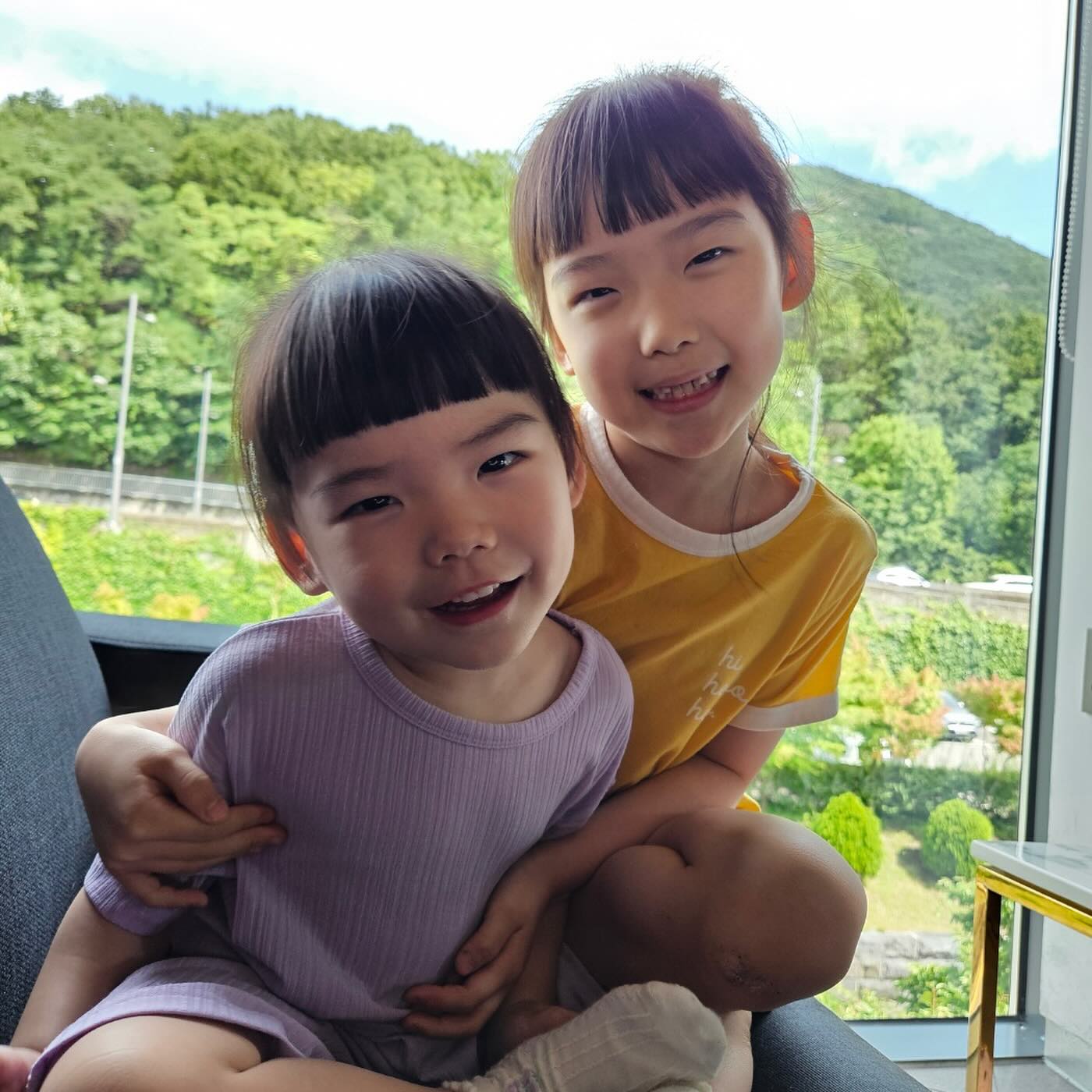 #오랜만나들이 
ㆍ
ㆍ
카페가서 사진이뿌게 찰칵찍고
스튜디오가서 가족사진찍을 상담하고 옴
너무 더운 날씨에 한 여름은 얼마나 더울까 하고 ..🤣🤣

#자매맘👭 #대구맘 #가족사진컨셉 #스튜디오상담 
#카페나들이🍰☕️