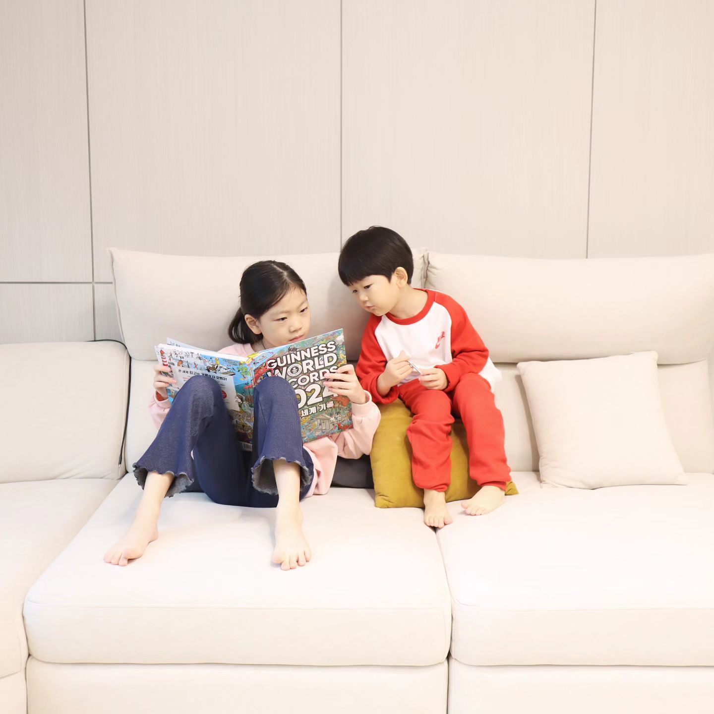 #도서제공 

셋이서 재밌겠다~~ 하며
시간가는 줄모르고 읽은 기네스세계기록 

호기심 많은 아이들이라 그런지
재미와 지식을 모두 담은
비룡소 #기네스세계기록. 을 넘 좋아하더라구요 

우주부터 동물, 지역,역사 게임,스포츠 만화까지
단순히 설명만 있는것이 아니라
스토리로 알기 쉽게 풀어 주어
8살,4살 콩콩이가 완전 관심 폭팔이였어요 

QR코드를 스캔하면
기록 도전 현장도 확인가능하고
#기네스북 에 대한 많은 정보를 알 수 있답니다😊 

birbirs

#책스타그램 #어린이책 #아이책
#기네스세계기록2024. #책추천
#베스트셀러 #크리스마스선물 #초등책추천
#초등책