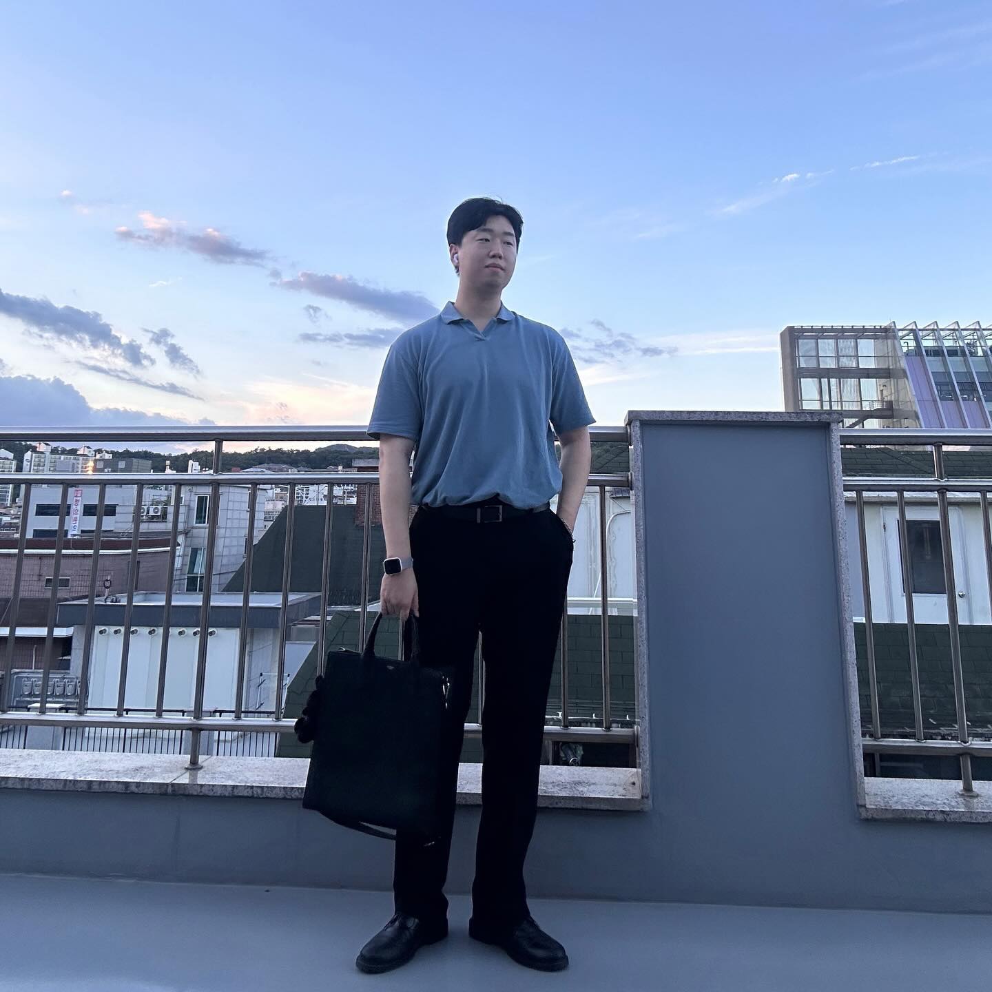 뭔가 포멀한 룩은 오랜만에
입는 느낌이에요👔

예전 룩들 보면 이런 것만 입었는데
취향이 점점 변해가나봐요👀

점점 스트릿한 아이템을 찾게된다는..