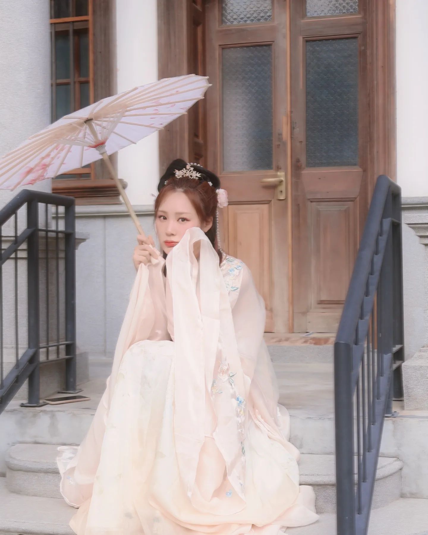흑갈을 왔다리갔다리🤎🖤

허리까지 오는 짱 긴 머리 하고싶었는데 콧등 큐빅에 집중하는 동안 머리가 끝나있었다🥲 따흑... 오타쿠는 봐도봐도 머리 아쉬워 흑흑

#聚奎居 #jukuiju #hanfu #taiwan