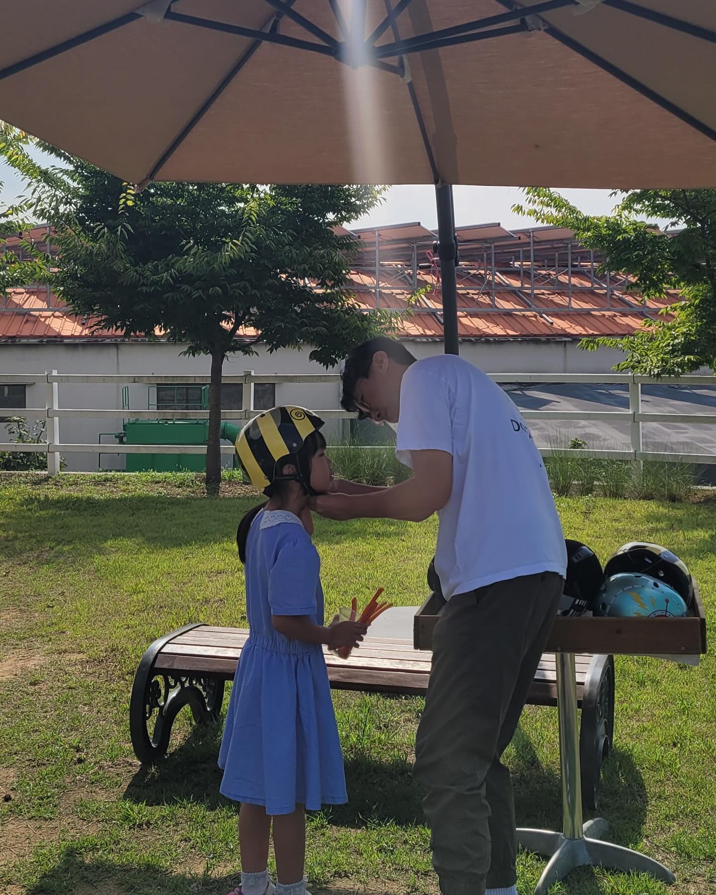 영천나들이 - 
#말문화체험관 
승마체험도 할 수 있고, 생각보다 너무 재미있었던 레일마차! 
날만 서늘해지면 야외공간에도 놀거리가 많을 듯한데 이날은 너무 더워 다음을 기약해본다. 

#최무선과학관
아니, 지역박물관에 AR, VR, AI까지 두루 전시에 들어와있다. 아날로그인 나는 멍텅구리가 된 느낌 - 그만큼 지원예산도 있고, 권장도 있었으리라 싶다. 개인적으론 너무나 많은 부분 기술도입은 구성 면에서도, 전달 면에서나 피로감을 높이지 않을까 우려도 되는데 그건 아날로그인 나의 기우일까. 아이는 무언가 조작하고 참여할 수 있는 콘텐츠에 더 눈을 반짝이고 재미있다고 하니 양가적인 감정이 든다. 

얼마전 꿀냥이랑 최무선 위인전을 함께 읽었던 터라 배경지식이 있어서 그랬던지 어렵지 않게 관람할 수 있었고, 화통도감이나 주화, 총통 같은 구체적인 정보도 더 얻을 수 있어 유익했다.
둘째 토토는 야외공간 전투기와 헬리콥터, 탱크들을 마주하니 신나 춤을 추었다. 즐거운 아이들에 어른들도 만족스러웠다.