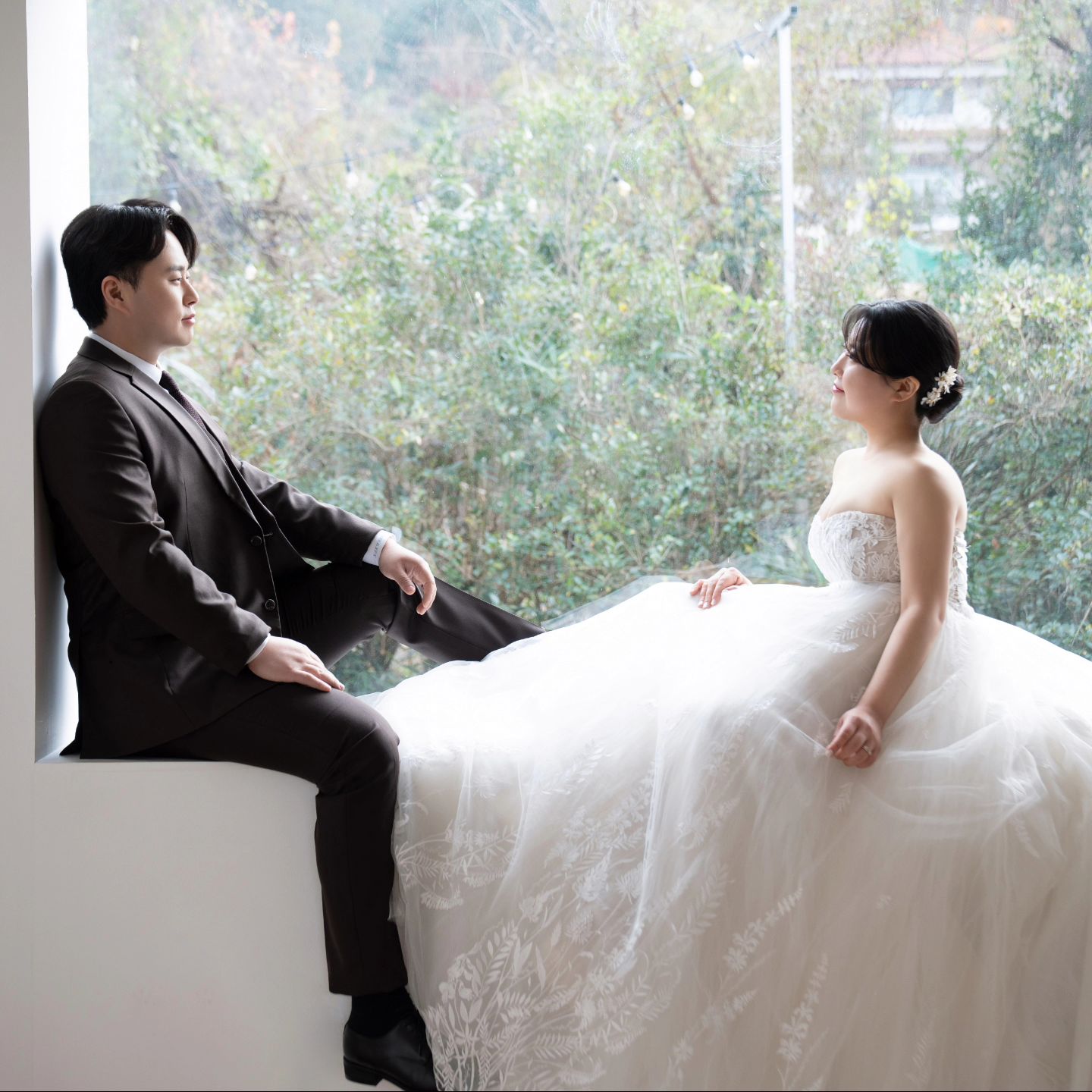 만우절에 알리는 소식이라 거짓말 같지만

👰‍♀️❤️🤵‍♂️
류하미🩷김승규
Wedding Day D-5💍

📢2024년 4월 6일 오후 4시
📢드메르웨딩홀 4층 라비엔 홀

"어떤 이유로 만나 나와 사랑을 하고
어떤 이유로 내게 와 함께 있어준 당신,
부디 행복한 날도 살다 지치는 날도
모두 그대의 곁에 내가 있어줄 수 있길"

아이유 - 마음을 드려요 중

4년 전, 가을에 처음 만난 하미와 승규가
따스한 봄날, 이제는 연인에서 부부로
인생의 모든 계절을 함께 하고자 합니다.

한분 한분 찾아뵙고 인사드리는 게 도리이나
혹여 실례가 되지 않을까
혹시 부담이 되어 다가오지 않을까
조심스러운 마음이 앞서, 선뜻 연락드리지 못한 분들이 많습니다.

너그러이 이해해주시고 혹시라도 먼저 연락주신다면
감사한 마음을 담아 정중하게 소식 전하겠습니다.

인생에서 가장 소중한 날
귀한 발걸음, 귀한 시간 내주시어
저희의 앞날을 축하해주신다면 감사하겠습니다.

혹 참석하지 못하시더라도 서운해하지 않으니
무리하여 참석하지 않으셔도 괜찮다는 말씀 
전해드리고 싶습니다.

멀리서나마 축하해주시는 마음
감사히 여기며 예쁘게 잘 살겠습니다❤️

부디 저희의 결혼 소식이 불편한 마음으로 머물지 않고
봄날처럼 좋은 소식이 되길 바라며, 
결혼을 축하해주시는 모든 분들께 진심으로 감사드립니다👰‍♀️🤵‍♂️

따스한 봄날 꽃길만 걸으시고, 항상 행복+건강하세요😉

신랑 김승규 ❤️ 신부 류하미 올림