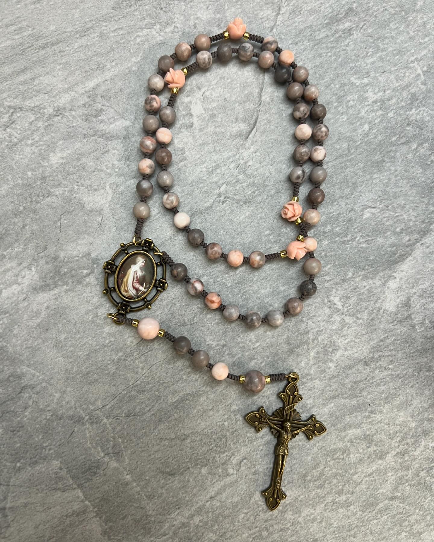 🙏🏻엘리사벳 성화가 들어간 묵주, rosary_in_october 
원석이랑 십자가 등 디테일한 부분까지 신경써서 만들어주셨다
너무 마음에 들고 기도를 열심히 해야지 😎 감사합니다
#옥토베르묵주 #말씀묵주옥토베르