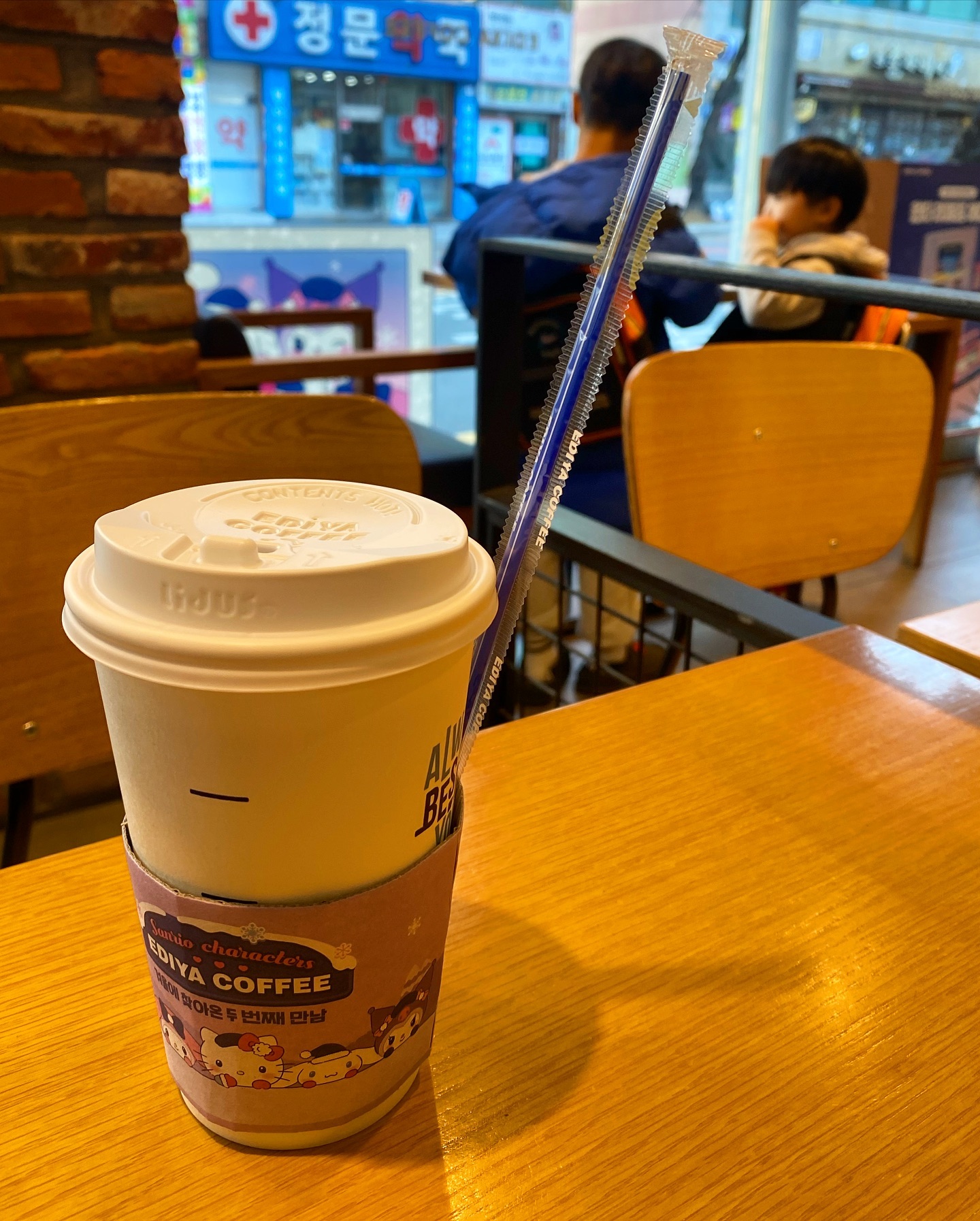 등원 길인지 병원가는길인지~
요세는 애들 셋 데리고 아침마다 병원행~
셋다 감기에 난 김장 담그고 입술에 
물집까지 잡하고… 피곤하다…. 카페인 충전~!!
다들 오늘도 화이팅하세요~😆😆💕

.
.
#등원길 #감기 #감기유행 #바쁜아침 #카페인충전 #이디야 
#이제좀쉬자 🌿🌿🌿🌿