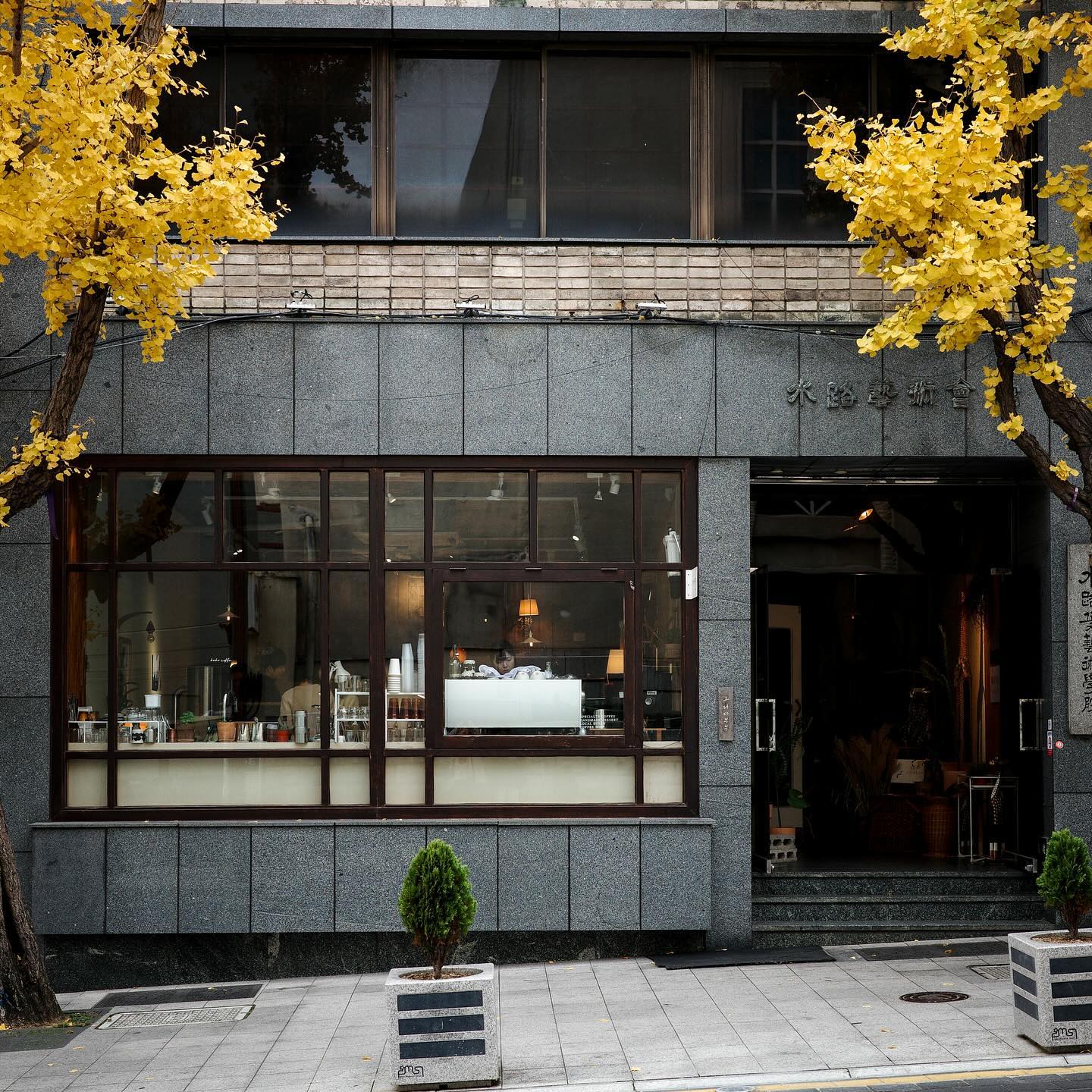[Busan place : cafe]
#그리다부부

🚪방문일 11.29

Happiness is here
그리다 부부의 슬로건처럼 일상의 고요함과 행복이 스며드는 따뜻한 카페 <그리다부부> 

밖에서 보면 한층 뿐 인 것 같지만 들어가보면 1층과 1.5층 지하1층과 지하2층으로 독특한 구조를 가지고 있다. 

빈티지한 느낌의 카페로 오랜 기간 사람들 좋아하고 이용하는 남포동의 대표 카페 중 하나. 

☕️주문메뉴
딥크림 아인슈페너 6천5백원
아이스 아메리카노 6천원
시나몬 아일랜드라떼(hot) 7천원
꿀밤케이크 7천5백원
말차갸또쇼콜라 6천7백원

✍🏻케이크류는 조금 단 편이라 아메리카노와 너무 잘 어울렸고 커피향이 유독 좋게 느껴졌다. 
✍🏻계피를 좋아한다면 시나몬 아일랜드라떼를 추천한다. 아이스로 선택시 크림과 아이스크림 중에 선택 가능.

✍🏻개인적으로 딥크림 아인슈페너를 꼭 드셔보라고 말씀드리고 싶다! 
(아인슈페너 맛집이었어...💛)

*주소 : 부산 중구 광복중앙로 35-1
*영업시간: 11:00-22:00
*인스타그램 : bubucoffee.kr