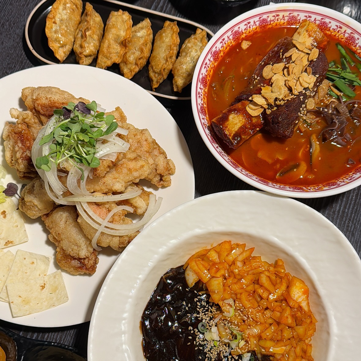 #협찬
태화강 국가정원근처 중식맛집 #중화용호 

중화용호에서만 특별히 맛볼수있는
시그니처 메뉴 검빨면
짜장소스와 중화용호표 빨간소스를 함께
비벼먹는 매콤함이 중독적인 요리
짜장면의 느끼함을 매콤한 양파가 잡아줘서
한그릇 바로 뚝딱!✨

큼지막한 갈빗대와 함께 해산물과
고기도 듬뿍들어있고
불향이 나는 얼큰한 국물에
감칠맛 제대로인 갈비짬뽕🥘

갓튀겨서 바삭하면서 쫀득한 맛이 살아있는
인기메뉴인 두툼한 뚱수육(탕수육)
탕수육 기본소스도 잘어울리지만
같이 나온 또띠아와 양상추에 싸서 크림소스에 찍먹
달달하면서 새콤하고 별미중의 별미💛

육즙가득 겉바속촉 크리스피한 교자만두🥟

태화강국가정원에서 산책하고
중식요리 생각날땐 중화용호로~~🥰

#국가정원맛집 #국가정원데이트 #태화동맛집
#중화용호울산태화강국가정원점 #울산태화강맛집
#중식맛집 #울산태화강국가정원밥집 #리뷰노트
