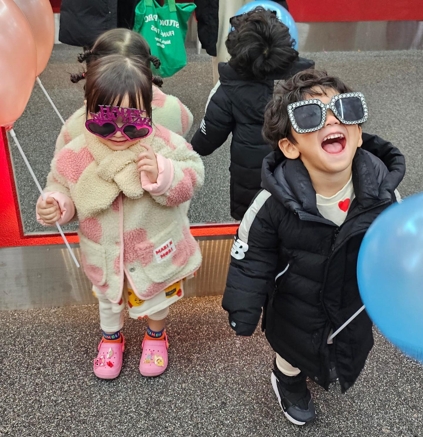 +1151 d ◡̈ෆ 

하원후  채온곤듀랑 데이뚜 🥰❤️
시밀러룩 맞춰입고 열심히 뛰어댕긴 기얌뽀짝이들 
사이좋게 잘놀아줘서 고마워❤️ 

담엔 네컷 성공하쟈... ㅎ🫶🏻