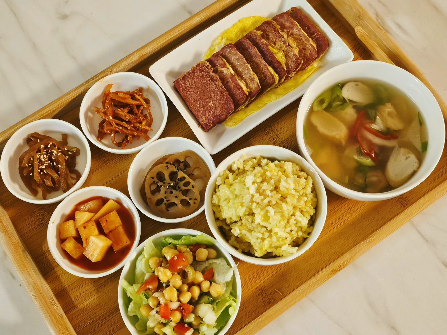 #레시피 

👩‍🍳
#어묵국 
1. 멸치,다시마 육수 내주고 건더기 건져내고
 ( 무 있으면 작게 잘라서 같이 넣어주면 👍)
2. 어묵 아무거나 먹기좋은 크기로 잘라서 넣어주고
 (양파 넣고싶으면 이때 같이 넣기)
3. 육수 500ml 기준으로
  국간장 0.5T, 참치액 1T, 맛술 1T 넣고
4. 대파 넣으면 끝

+입맛에 따라 매운 고추 넣기
+다진마늘은 국물이 지저분해져서 넣지 않았지만
  상관없다면 살짝 넣어도 ok

#오늘뭐먹지 #오늘의메뉴 #반찬메뉴 #밥상스타그램 #밥상 #요리레시피 #반찬레시피 #hoomkooking #koreanfood #강황밥 #어묵국 #어묵탕 #오뎅국 #병아리콩샐러드 #깍두기 #연근조림 #진미채볶음 #무채장아찌 #스모크햄