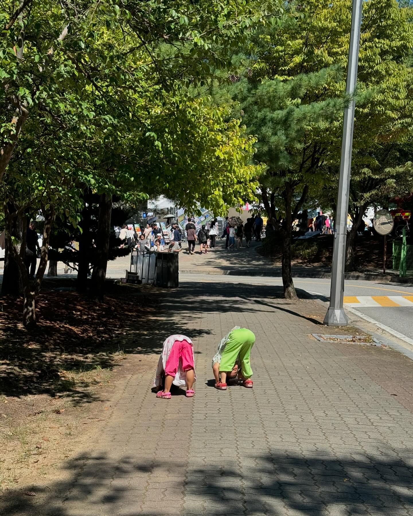 여자아이 키우기 누가 쉽다고 했나요?!^.^
미치겠어여^^^
진짜 장꾸력 1등급 최고👍👍👍👍👍
막 뛰어가다가 저렇게 엎드려뻗쳐?!를….🫨🫨

스우파때 다른팀을 응원했지만 개인적으로 윤지는
미쳤다고 생각했는데 오늘 내가 눈 앞에서 1열로 
윤지 배틀을 보다니!!!

에어바운스 신나게 놀다가 기절해서 
집으로 갔다가 체력충전하고
마지막 불꽃놀이🎆🎇