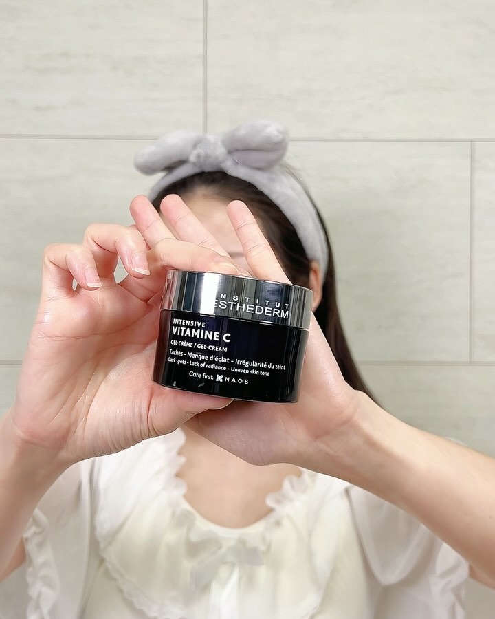 #광고 esthederm_kr

환한 피부를 향한 미백 부스팅 효과를 위한 짝꿍템,
나의 미백 루틴 2종은 바로 에스테덤💜
2가지 비타민C로 더 빠르고, 오래 유지되는 미백세럼과
미백 관리할 때 소홀하기 쉬운 보습을 챙겨주고
매끈한 피부결을 완성해주는 젤 크림까지!

2주동안 아침 저녁으로 꾸준하게 발라봤더니
피부가 좀 맑아진 느낌이 들고,
오돌토돌했던 피부결도 매끈해진 느낌이에요~😉

#N시세럼 #미백습관 #루틴만들기 #미백루틴N일차 #바르는비타민 #기미앰플 #기미크림 #미백앰플 #미백크림 #미백세럼추천 #에스테덤 #비타민C앰플 #비타민C세럼 #시코르 #디렉터파이추천 #유튜버추천템 #착한화장품