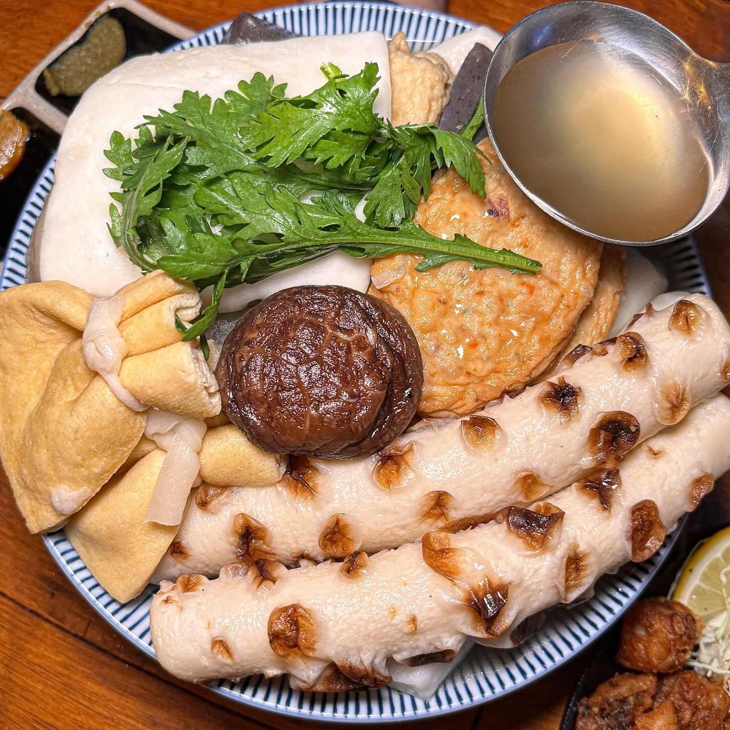 감기 예방을 위해 꼭 가야하는 맛집
@@ 오뎅바 환장하는 친구 태그하기

연남동에서 사람들 매일 줄 서 있는 곳
웨이팅 할만한 가치가 있는 유메오뎅
오뎅도 3,000원으로 저렴한데다 맛나고,
흡사 일본여행에 온 느낌에 키리모찌와
문어가라아게까지 완벽한 홍대맛집이에요.

#유메오뎅

👉오뎅 
👉키리모찌
👉문어가라아게
👉아사히 생맥주

주소 : 서울 마포구 동교로 262 1층
시간 : 16:00~01:30

친구나 연인끼리 데이트하기 좋은 곳
따끈한 오뎅샤브를 먹을 수 있고,
짱구는 못말려에서 보았던 키리모찌를
편하게 먹을 수 있어 너무 좋았던 곳 

#연남동술집 #연남동데이트 #홍대입구역맛집