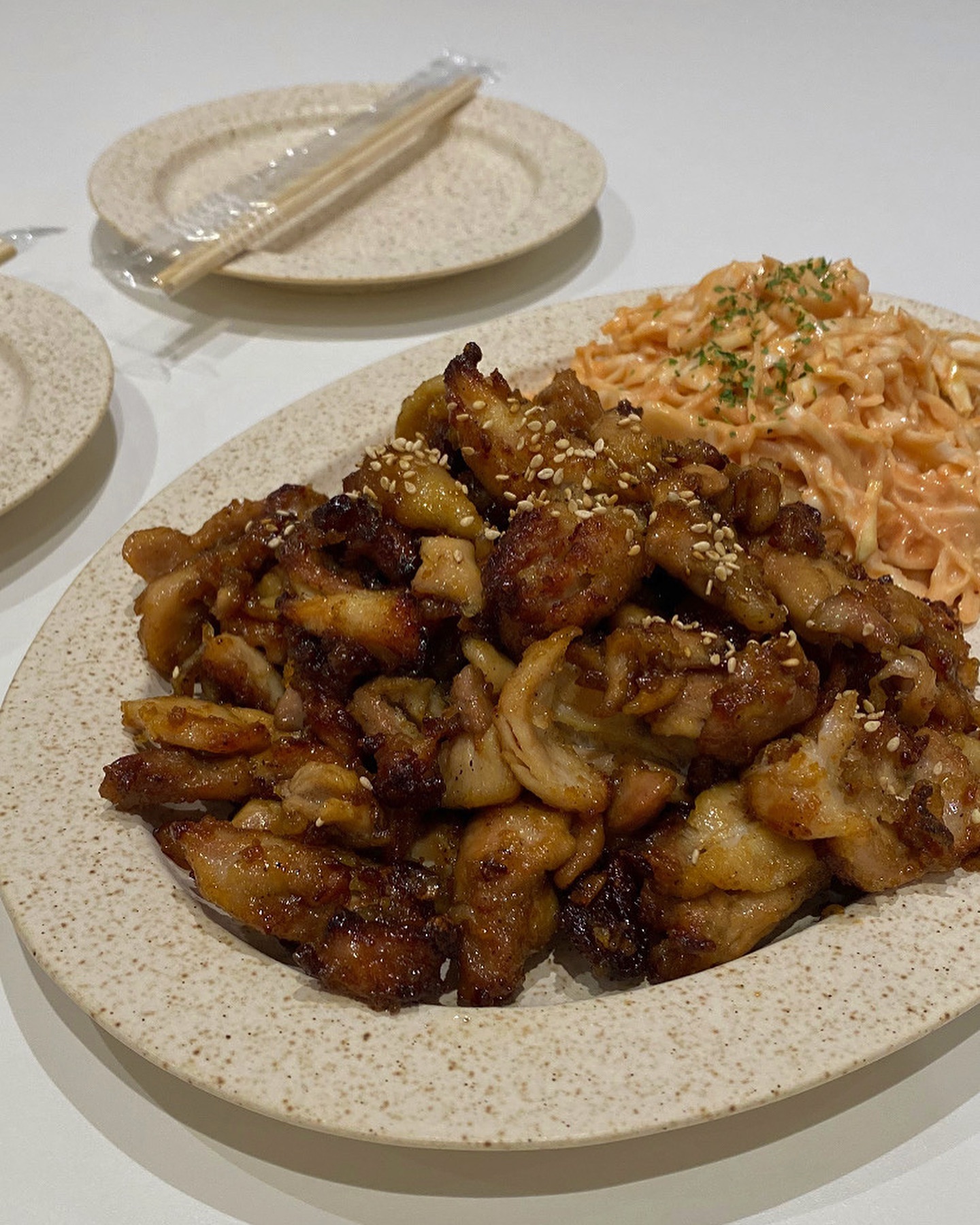 🍗
집에서 만들어 먹는
프랜차이즈 맛 순살치킨,

퇴근 후 집에 땡 도착하자마자
닭 세척하고, 밑간 해 재워둔 다음 다시 외출 🥣
속눈썹 펌하고 집에오니 8시 인거있죠……? 🙃
(저녁밥 준비하기엔 이미 많이 늦은 시간)

저녁 겸 야식이다 생각하고,,,
호다닥, 전분가루 아보오일🥑 버물버물
에어프라이어 꺼내 180도 40분(뒤집어가며) -

닭다리살이 구워지는 동안
마늘 간장베이스 양념장 만들어
팬에 한소끔 바그르르 끓여주고,
양배추 채 썰어 케요네즈 소스 투하 -

에어프라이어 샤워로
노릇노릇 잘 구워진 치킨은
양념팬으로 옮겨 약불에서 살짝 볶듯이
간장양념 골고루 묻혀주었어요.

완성된 치킨, 접시에 옮겨담아주면 끝 🥣

저녁 늦게 돌아온 남편이 한입 먹고는
바로, 냉장고에서 맥주 한 캔 꺼내 뜯더라고요. 🍗👍

((네이버블로그 “야옹이여사”님 레시피 참조))
레시피 참조 후 몇가지 수정해서 만들어 보았습니다.

자세한 레시피는 정리 후에 올릴 예정이지만
혹시 급하게 레시피 필요하시다면 디엠 보내 주세요.🤍
.
.
.
.
#치킨
#간장치킨
#순살치킨
#마늘간장치킨