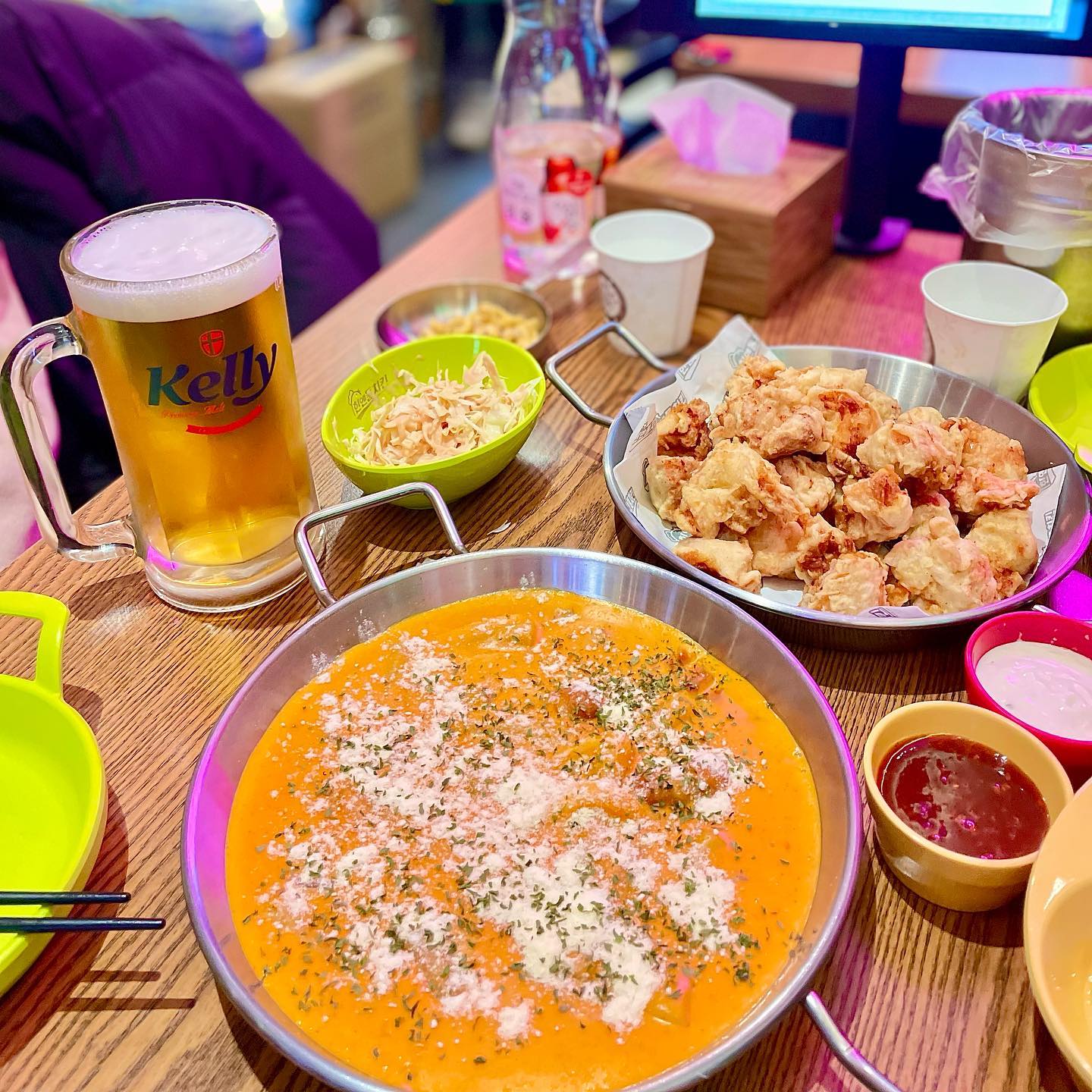 주말저녁
맛있는 치킨 떡볶이 먹으러 🐓🥢

세상에서 가장 맛있는 치킨
진로치킨떡볶이 💕

로제떡볶이와 순살치킨의 만남 👍🏻
.
.
.
#주말#일상#가족그램#외식#맛스타그램#먹스타그램#치킨#로제떡볶이#맥주#치킨맛집#다산맛집#다산치킨맛집#한앤둘치킨#한앤둘치킨다산중앙점#진로치킨떡볶이