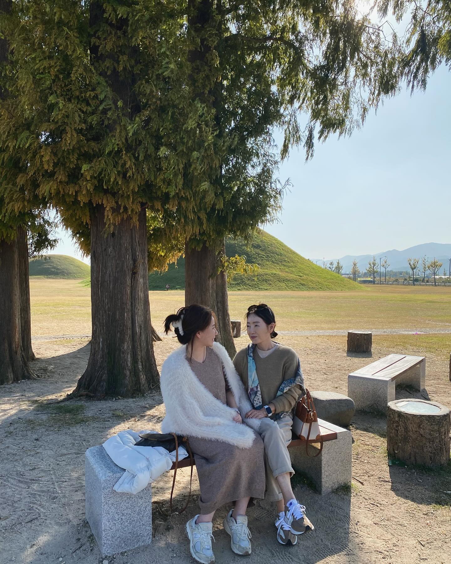 경주여행1탄
내엄마 내동생 내딸이랑 떠난1박 여행 ♥
즐거웠다>< 또 가고싶네 ^^
지수가 젤 좋아했었던 여행이라 더 뿌듯했다!

#모녀여행 #삼대모녀여행 #경주여행 #가족여행 #여자들끼리여행 #사랑해 #경주보문단지 #복길 #대릉원 #황리단길 #경주 #양산맘 #육아스타그램 #육아맘 #육아소통 #육아일기 #6세아기일상