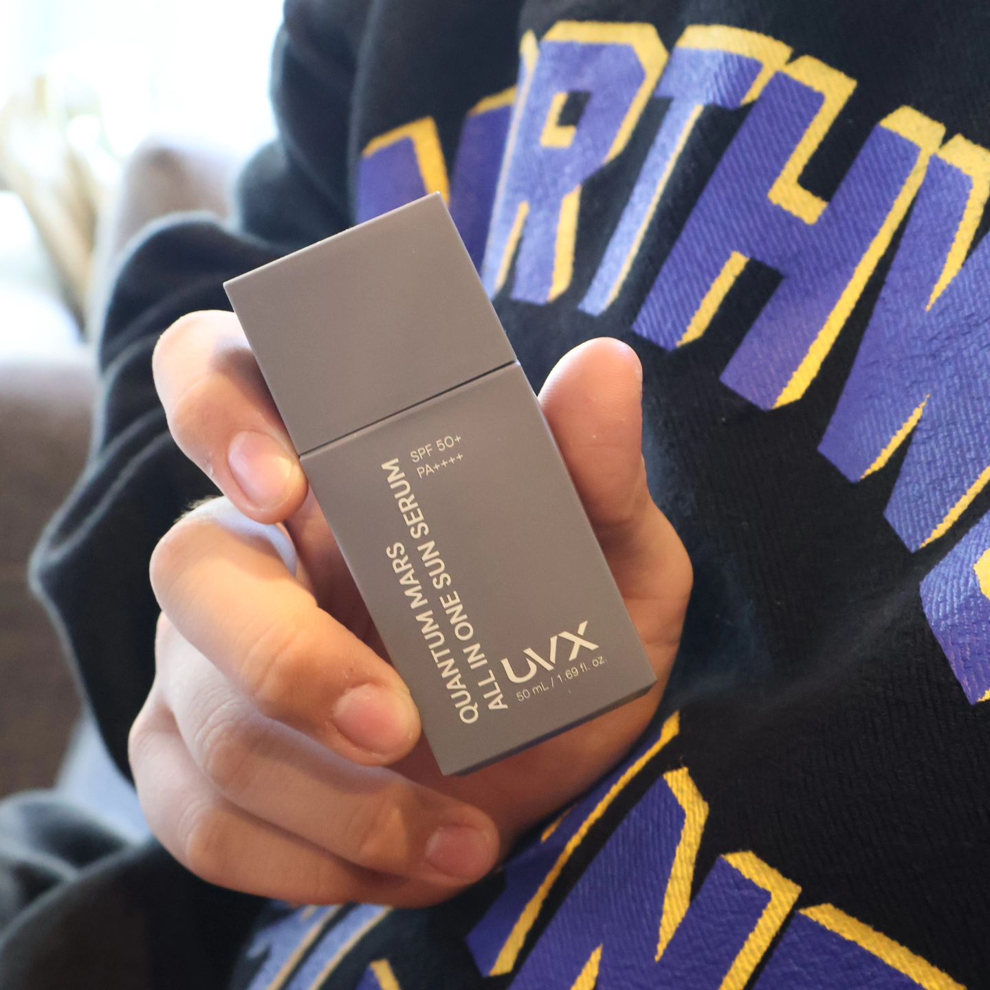 #할인구매 uvx_suncare #마스올인원선세럼 #UVX

요즘은 남자도 피부 관리하는 시대라지만 여전히
이것저것 바르기 귀찮은 분들께 추천하는 선세럼!

3 in1 올인원이라 기초 스킨케어 건너뛰고
이거 하나로 자외선 차단 효과까지 누릴 수 있어요

피부에 발리는 느낌도 완전 촉촉+ 산뜻!
세럼이라 수분크림같이 얇게 발리고 흡수도 빠른데요.

미백·주름개선·자외선 차단 3중 기능성 화장품으로
자외선 차단 지수는 SPF50+ / PA++++에요.

백탁현상, 뻑뻑함, 끈적거림, 답답함, 눈 시림
등의 이유로 선크림 바르기 싫은 남성분들,
그래도 사계절 내내 자외선 차단은 필수니까요~

세안 후 UVX 퀀텀 마스 올인원 선세럼 하나만 슥슥
바르고 외출해 보셔도 좋을 것 같아요!

#신상품나왔을땐 #남자선크림 #올인원루틴 #남자선물 #올인원 #올인원선세럼 #선세럼 #올인원스킨케어 #리뷰 #스킨케어 #08L