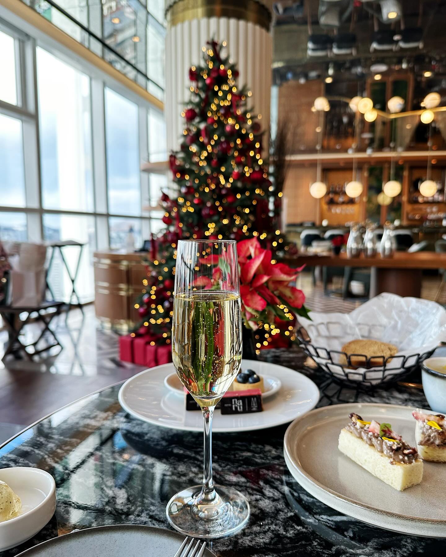 #merrychristmas🎄 ♥️🥂
hotelnaruseoulmgallery 

#취향저격 #VOISIN WEEKEND LUNCH 
뷰가 너무 예뻤던 호텔나루 22층 
부아쟁 레스토랑 주말런치코스 🍽️

빨간 오너먼트 로 꾸며진 트리 와 
파노라마 뷰 가 다했댜 🙈🌈

에피타이저 :
방어크루도 -캐비어와 컬리플라워 가 상큼하구 신선했어요 
새우 냉 샐러드- 치즈 풍미가 좋았어요 :)
치킨 리버파테- 닭간 과 헤이즐넛 , 라즈베리잼 💋

단호박스프 - 오 여보가 만든거랑 비슷해 ! 라고 해줬던 😘
 (많이 달지않구 단백해요 )

파스타 :
링귀네 문어 파스타 -기분좋은 매콤함, 부드러운문어🐙

메인 :
본인 스테이크/립아이스테이크/양갈비/제철생선 
지율pick 은 양갈비 ~ 부드럽구 육향이 은은해서 
넘 만족 스러웠던 메인 🫶 

🔖서울 마포구 마포대로 8 호텔나루서울엠갤러리 22층

hotelnaruseoulmgallery 
yulyul_j 
#메리크리스마스🎅 #부부데이트💕 #부아쟁레스토랑 
#워킹맘스타그램 #런치코스 #한강뷰 #한강뷰호텔
#호텔나루엠갤러리 #lifestyle #데이트코스