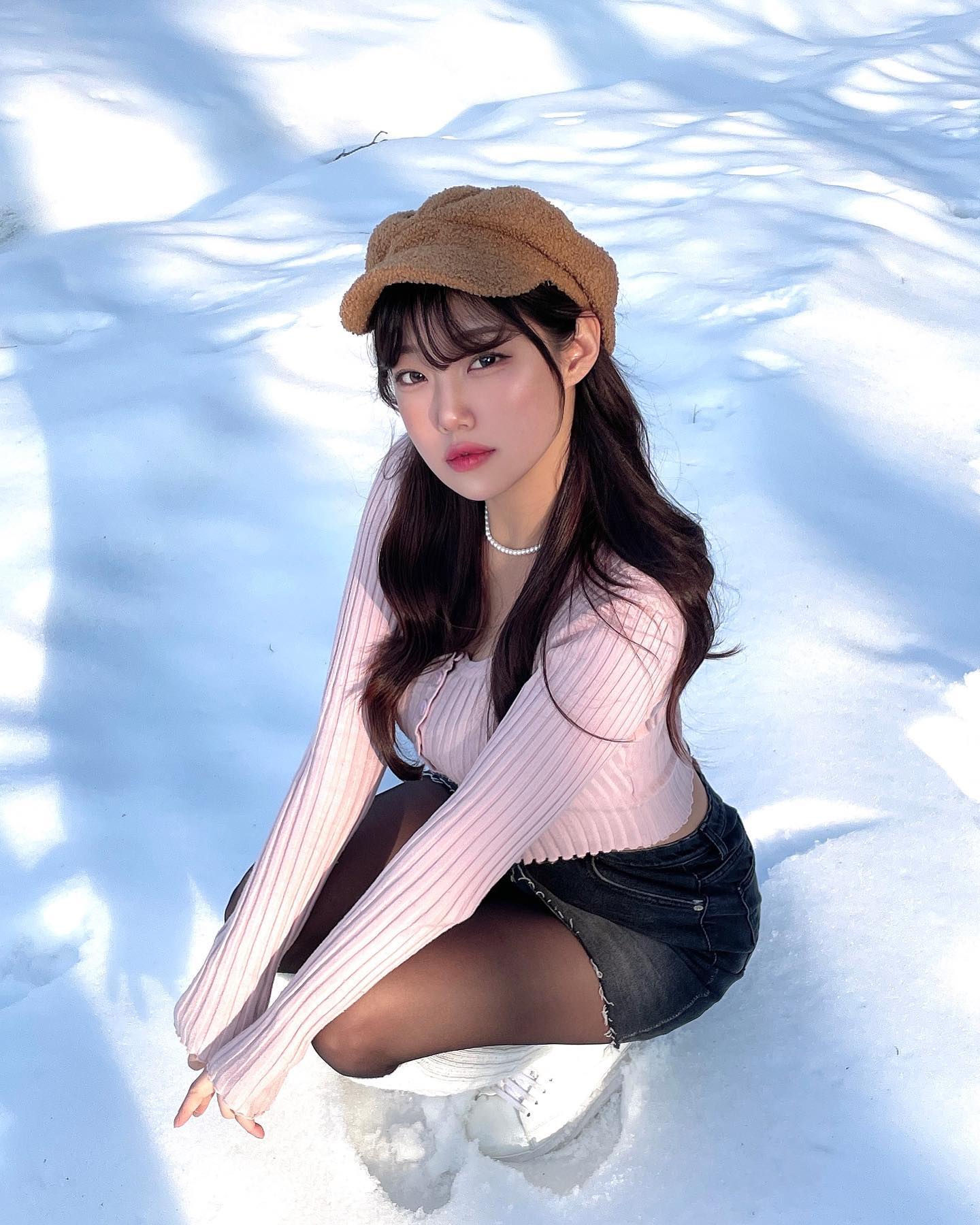 눈 만난 토끼…(?)🐰❄️🩷⠀
⠀
사실 포인트는 토끼혀립을 연출한 ⠀
제 립이 포인트라는 점 ••!💄⠀
⠀
토끼혀립을 만드는 Tip 공개!☝🏻⠀
⠀
플럼퍼를 바를 때 입술을 음-파 하지 않고 
그대로 발라주세요! 
더욱 더 촉촉한 립을 연출할 수 있답니다 😉⠀
⠀

With. oliveyoung_official ⠀
oliveyoung_mag_official ⠀
⠀
#셔터브리티 #토끼혀립 #립메이크업 #셔터 #올리브영셔터 #올리브영

⠀
