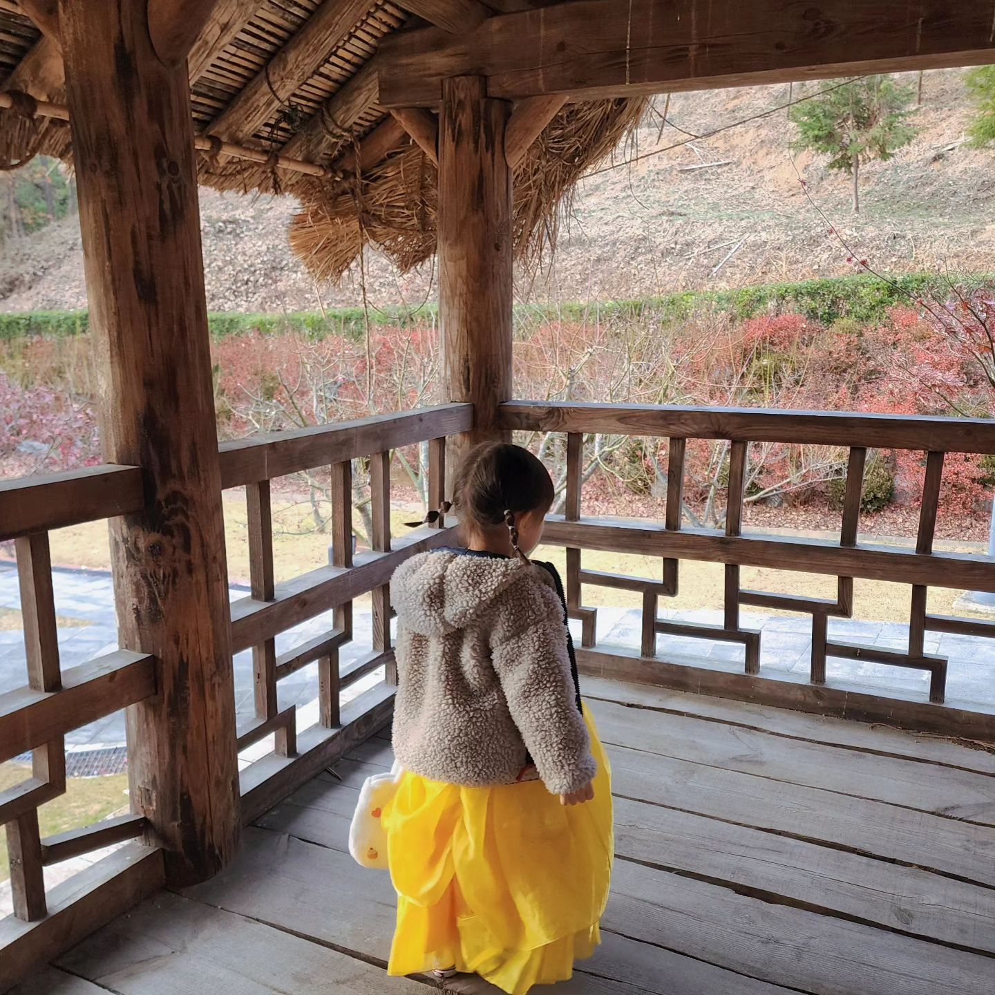 오랜만에 원이랑 오후나들이
뒤따라다니면서만 사진찍고,
최대한 집중해서 대화하고 시간을 보냈다(폰넣고)
요새 하는 일이 폰을 끼고 살아야해서 참 그렇다
교육적으로 별로다 .. 나도 안그러고 싶다 ..
폰과 멀어지고 싶은 요즘 .....

⚱️ 정관박물관
- 3층은 어린이체험실 (예약필요! 1회에 50분 이용가능)
- 어린이체험실에서는 그림그리기, 레고, 스탬프찍기, 공던지기, 색칠하기, 보드게임, 새조각맞추기, 요리 주방코너 등이 있고 옛날 옷과 신발 모자를 착용해볼 수 있음
- 4층은 야외전시공원 (삼국시대 생활 모습을 그대로 재현한 곳. 몇군데는 직접 들어가볼 수도 있음)

원이가 더 커서 오면 1.2층 전시실과 둘러볼 곳이 많을 것 같은데 아직은 어려서 3층과 4층만 둘러보고 나왔다. 그래서그런지 내용이 조금은 아쉬웠어서 나에게는 산책삼아 한번쯤 오기 좋은 ~~ 그런 곳?! 키카보다 교육적으로는 좋은듯. 어쨌든 참 잠시나마 아이에게 온전히 집중해준다는게 최근 잘못해줬던 일인지라 뜻깊은 몇시간 이었다.

#엄마반성 #엄마가더잘해줄게
#하지만나는 #최선을다하고있다
#소중함을잊지않고 #항상감사하며살자
#폰에신물남 #폰과멀리지내는휴일이필요해

#정관박물관 #부산아이랑 #부산근교아이와가볼만한곳 #부산아이랑가볼만한곳 #부산맘소통해요 #부산맘 #기장아이랑 #기장아이랑갈만한곳 #기장가볼만한곳 #기장아이와가볼만한곳