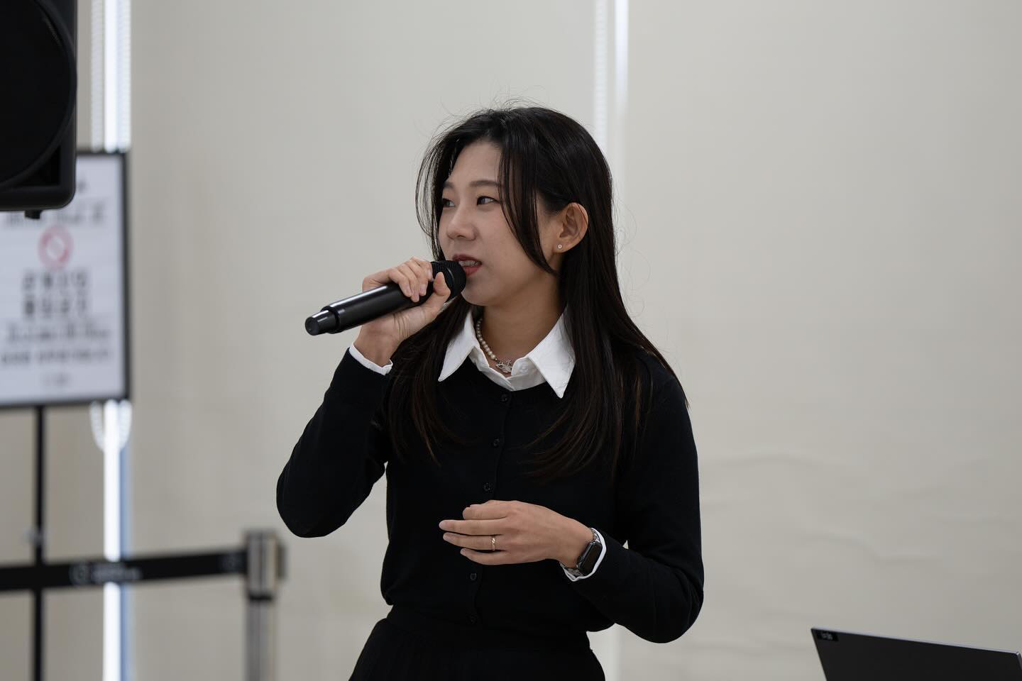 지난 12월, #청주시립대청호미술관 에서
시민분을 대상으로 하는 #강연 시간을 가졌습니다.

단편 다큐 #길위의집 을 함께 보고,
다양한 대화를 나눈 소중한 시간이었습니다.

#기후변화 와 #동물권 은 많은 부분이 맞닿아 있는 이슈입니다.
이 추운 겨울이 유난히 잔혹하게 느껴지는 이들은,
어디 먼 곳이 아닌 바로 이 도시 곳곳에 있습니다.

가장 작은 존재의 터전이 좁아질 때,
모두의 터전이 좁아진다는 영화의 주제를 다시 한 번 전합니다.

혹한이네요.
모쪼록 많은 분들의 몸과 마음이 건강하길 바라겠습니다.
더불어 지금도 지구 위 모든 생명의 살 권리를 외치는 모든 예술가분들을 응원합니다.

사진제공 : 청주시립대청호미술관 (cmoa.daecheongho )