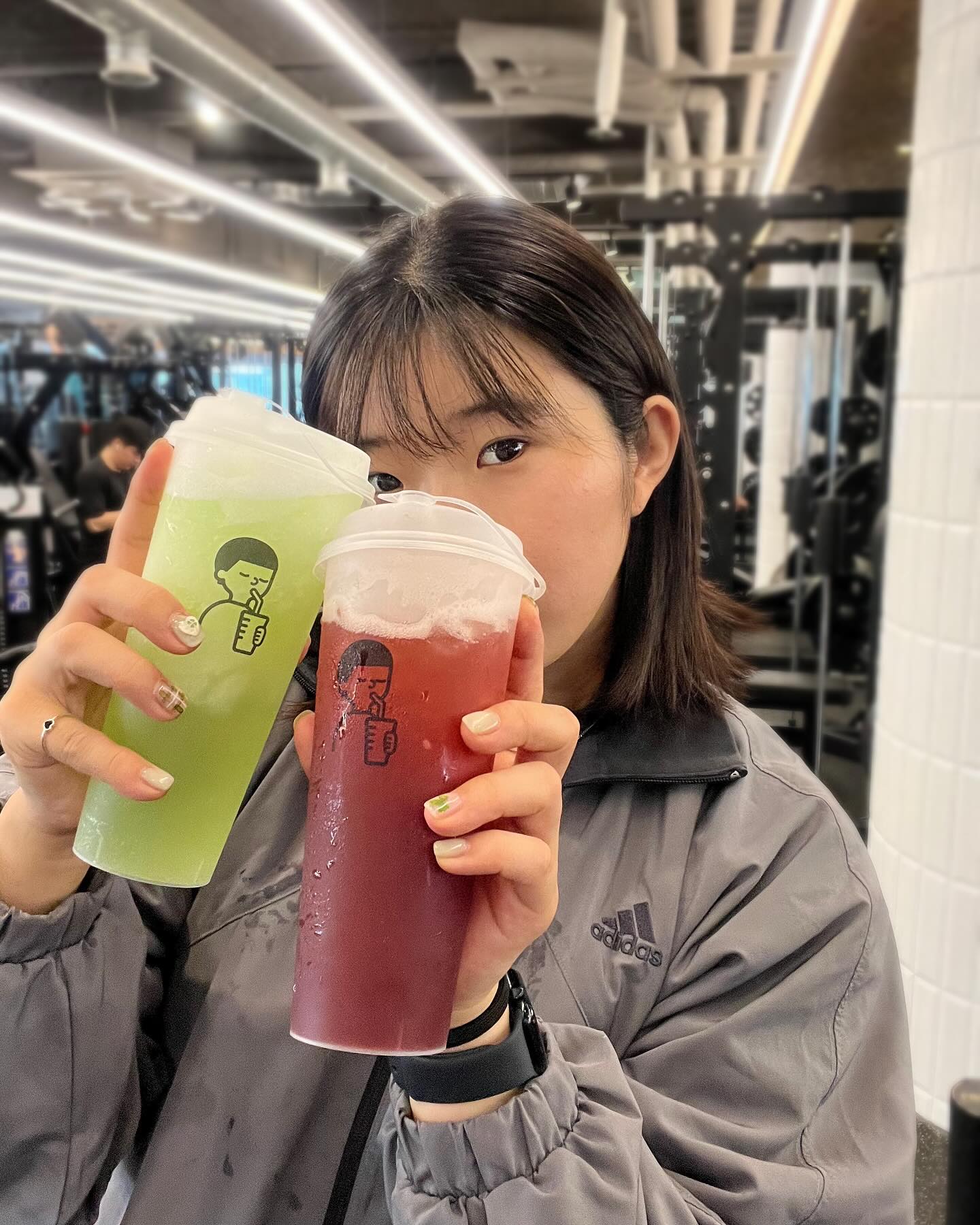 #협찬 #디저트39 🩵

운동하면서 시원하고 달달한 음료가 마시고 싶을 땐
이제 다들 아시죠 ?
운동인들은 절대 모를 수 없는 브랜드 ‘디저트39’ 🏋️🚴🥋

모른다면 운동인 아님 !!

제로는 물론 프로틴쉐이크, 라떼, 비타민, 아르기닌 등등
진짜 운동인들은 절대 모를 수 없는 브랜드!! ✨
에서 ~ 협찬이 들어와찌요 ~

진짜 다 소개해드리고 싶지만
사진속 음료들만 소개해보자면! 💁‍♀️

제로칼로리 복숭아 아이스티 [당류 0g / 0kcal] ✨
아이스티가 제로. 근데 제로로 절대 안 믿김
저칼로리 청사과 스무디 [100ml 당 → 당류 0g / 9.6kcal] ✨
우선 이거 진짜 원픽 그냥 진짜 너어어어무 맛있었음
저칼로리 콜라겐 퀸즈베리 히비스커스티 [100ml 당 → 당류 1.13g / 9.3kcal] ✨
히비스커스티에 상큼한 링곤베리와 피부미용에 좋은 콜.라.겐. 1,000mg

근데 얘네 말고도 다 너무너무 좋고 맛있어요 진짜 😭

그리고 프로틴, 비타민, 아르기닌이라 비싸다고 생각하실 수 있는데
완전 갓성비 ..
 
그리고 이번에 알았던 제일 좋았던 점,
디저트39는 리유저블컵을 기본으로 줍니다!

한번쓰고 버릴 때마다 마음이 좋지 않았는데
이 컵은 일회용이 아니라니 !! 
대용량도 있고 이쁘기까지 !! 🥹
지구살리기 캠페인 디저트39와 함께라면 안 할 수가 없는데여..?

근데 거기다 리유저블컵 지참 시
음료 최대 50% 할인 이벤트 진행 중..

당장 디저트39 가자구요 진짜 ..

#DESSERT39 #저칼로리음료추천 #제로칼로리음료추천 #카페음료추천 #다이어트음료추천