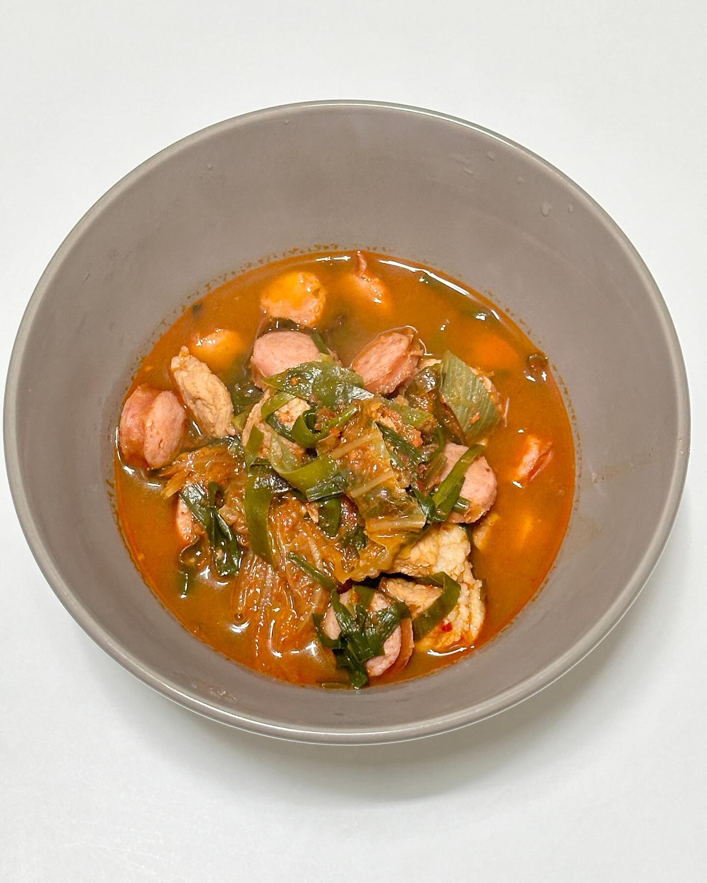 오늘의 메뉴 👉 김치 부대찌개

원래 김치찌개를 끓이려고 했는데 소시지가 유통기한이 오늘까지라서 김치찌개에 넣으니 맛이 완전 부대찌개 맛이 나더라구요

부추도 많이 남아서 같이 넣어버렸어요
김치찌개를 하려다 보니 어떨결에 냉털요리가 되어버렸네요😅

그래도 맛이 있어 한그릇 뚝딱 해먹었네요👏

👉 김치 부대찌개 레시피 재료
재료 - 김치 1/2컵(종이컵 기준), 소시지 8개, 파 1대, 돼지고기 앞다리살 150g, 부추 100g, 고춧가루 2스푼, 설탕 2스푼, 간장 2스푼, 소금 1/2스푼, 물 400ml

👉 조리과정
1️⃣
- 김치를 먹기 좋게 썰어주세요.
- 소시지를 얇게 또는 두껍게 취향대로 썰어주세요.
- 파를 어슷 썰어주세요.
- 앞다리살은 썰어져있는걸로 준비해주세요.

2️⃣
- 팬에 앞다리살 김치를 넣고 볶아주세요.
- 고기가 익기 시작하면 물을 부어주세요.
- 소시지를 넣어주세요. 
- 고춧가루, 설탕, 간장, 소금을 넣고 간을 맞춰주세요.
- 끓어 오르면 파와 부추를 넣어주세요.
- 10분간 중약불에 끓여주면 완성🙌🙌

#김치찌개 #부대찌개 #김치부대찌개 #찌개 #요리 #요리스타그램 #집밥 #집밥레시피 #한끼