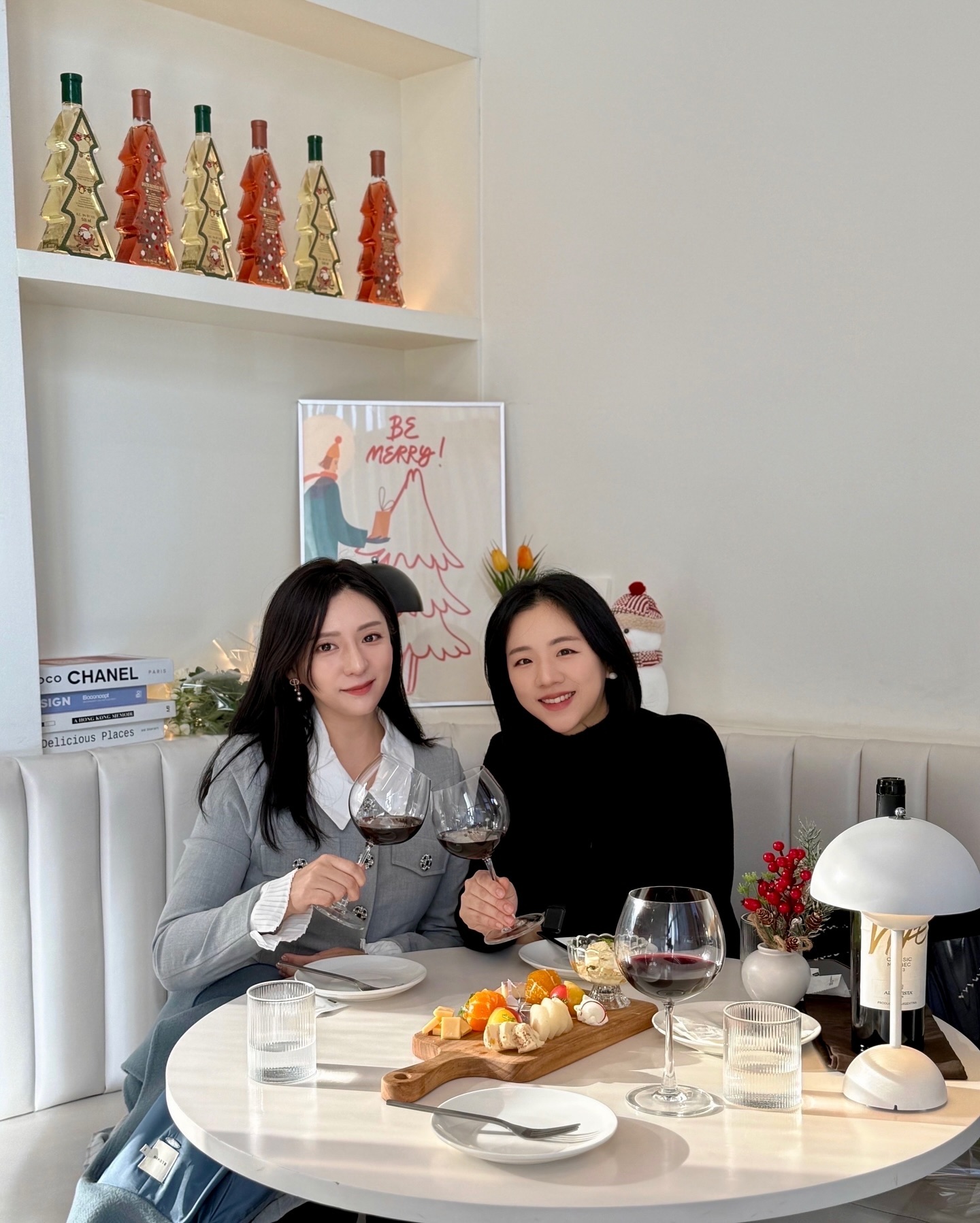 송년회스타트! 🎄
소현이가 늦게와서 사진이 없네🥹 
예진이가 예약한곳 너무 좋흐댜👍🏼
권지 결혼식 참석후 바로 낮술 스타트! ㅋㅋㅋ 
재미지다 재미져🥳🍾🎈
희정이가 염색 한거 알아봐줘서 심쿵해짜냐🫢 ㅋㅋㅋ
권지 신행 갔다오면 
신년회때 또 봅시다 💚