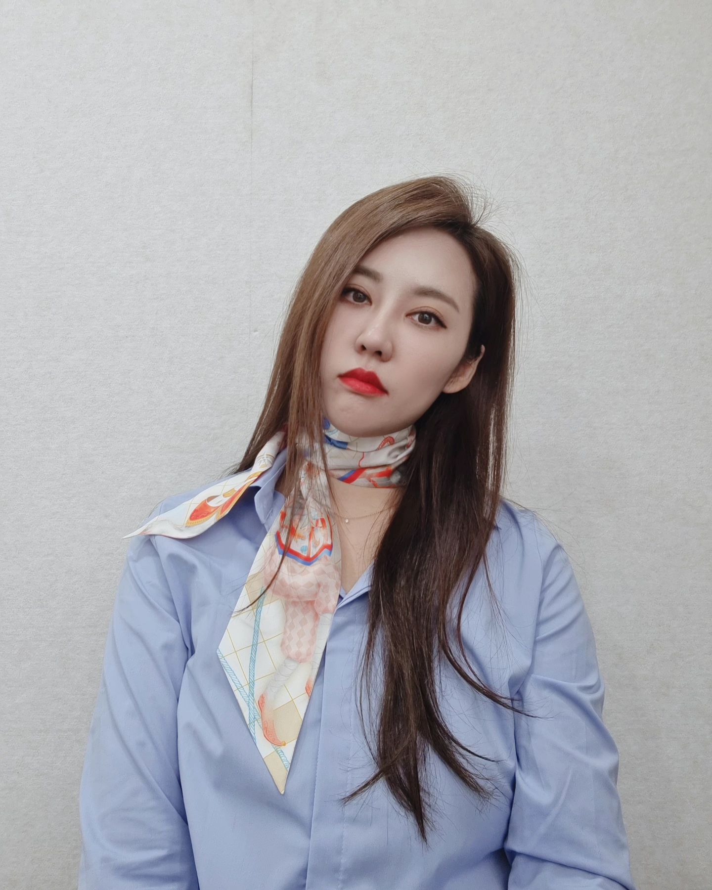 #협찬
당신과 가장 가까운 예술 MERCION,“아티스트의 하나뿐인 작품을 입다"

제가 착용한 제품은 선우현승작가의 판타지서커스 화이트 맥시트윌리에요

요즘같은 간절기에는 스카프가 필수템인데
데일리하게 포인트로 스타일링하기 좋은 트렌디한 패션 아이템이라 예쁜건 물론이고 실크100% 라 너무 부드러워요 🥰

넥에도 헤어에도 다양하게 코디할수있답니다 
어떻게 착용한게 제일 괜찮은가요😉

mercion_officia
#협찬 #트윌리 #머시온 #스카프 #일러스트 #디자이너 #아티스트 #작품 #디자이너브랜드 #스카프브랜드 #트윌리 #트윌리스카프 #트일리매는법 #트윌리코디 #머시온스카프 #실크스카프 #패션스타그램 #ootd #오오티디 #데일리룩 #스카프매는법 #mercion #scarf #fashion #하객룩 #하객코디 #데이트룩 #여친룩 #페미닌룩