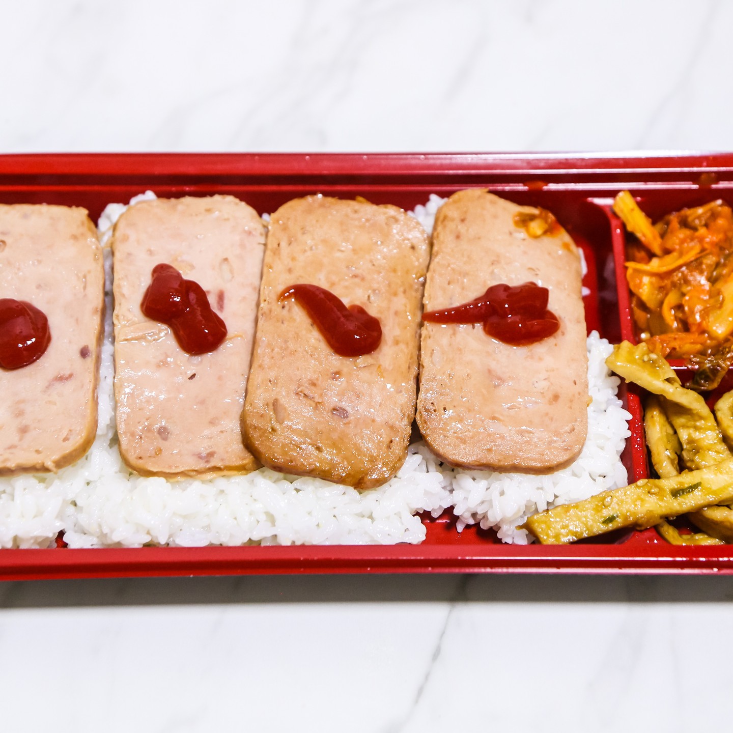 _
🍱 혜자로운집밥 햄구이도시락
🍱 GS25 편의점 3,500원

이번에 소개 할 상품은 김혜자 선생님과 아드님의 은혜로움을 느낄 수 있는 gs25 편의점 도시락 '햄구이도시락' 되겠습니다😊

군더더기 없이 세상 깔끔한 구성에 3,500원이라는 착한가격으로 가성비, 가격경쟁력을 모두 잡은 편의점 도시락이라 할 수 있겠습니다🤣

물론 가격이 저렴한만큼 반찬의 가지수는 3개밖에 되지 않지만 남녀노소 누구나 좋아할만한 재료 구성에 실제로 맛을 보면 포만감도 확실하기때문에 치솟는 물가, 런치플레이션을 생각하면 이만한 가성비 좋은 도시락이 있을까 싶습니다😍

거기다 햄구이를 조금 더 맛있게 즐길 수 있도록 토마토케첩도 들어있고 전자레인지 조리를 마치면 햄구이에서 육즙이 흘러나와 밥의 풍미도 살려주기때문에 또 다른 별미 포인트가 될 수 있겠습니다😊
.
.
.
.
.
.
.
.
.
.
#gs25 #gs25편의점 #gs25도시락 #편의점도시락 #gs25편의점도시락 #편의점도시락추천 #gs25추천 #gs25추천메뉴 #gs25추천상품 #김혜자 #혜자로운집밥 #햄구이도시락 #햄구이 #프레스햄 #김치볶음 #어묵 #어묵볶음 #도시락 #도시락그램 #맛집블로그 #맛집블로거
