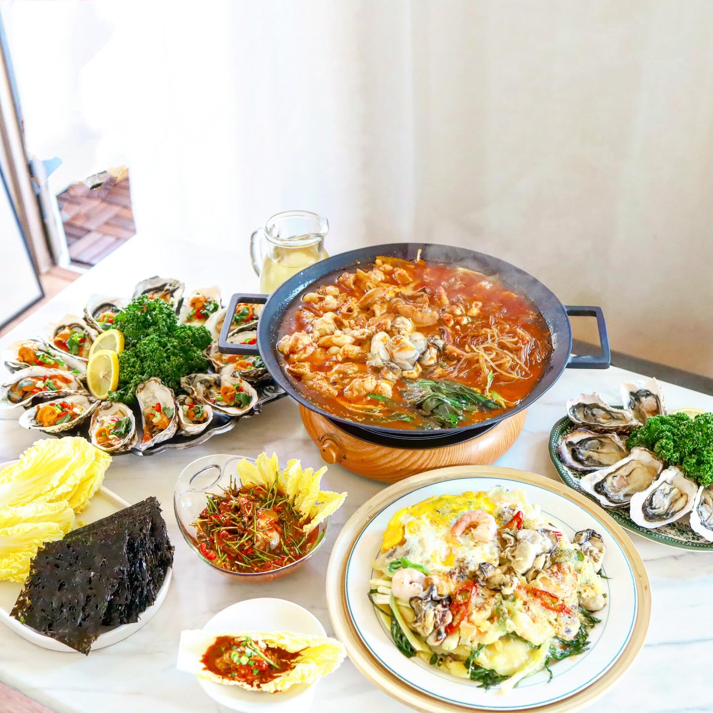 #광고
⠀
🥗와, 요즘 너무 맛있는 제철식재료!
매회 맛있는 제철 먹거리로 요리하고 이야기를 나누는 요리버라이어티
"제철 요리해주는 옆집 누나 시즌2"!!
제철누나 9화에 나온 제철 식자재 #통영굴 로 만든
다양한 메뉴를 만들어봤어요!
😋제철 굴이라 어찌나 신선하고 오동통하던지~
이게 정말 몸보신이구나!느껴지는거 있죠?!👍🏼
⠀
쉽지만 정말 맛있게 즐길 수 있는
✔️즉석 어리굴젓은
깨끗하게 씻은 굴에 어간장, 매실청, 맛술, 쌀조청을 넣어 양념을 해
알배추쌈과 곱창김쌈을 함께 곁들여 먹으니 없던 입맛도 돌아오네요~
⠀
✔️낙곱굴은
굴, 낙지, 소대창, 소곱창을 매콤달달한 양념장에 끓여먹는 전골레시피로
미소된장을 넣어 비린맛을 잡고 감칠맛을 주는게 포인트!
낙지와 소대창, 소곱창은 양념장에 미리 밑간하면 간이 베어 더욱 맛이 좋아요!
⠀
✔️베이키드 굴은
석화와 우니를 곁들이고
스리라차소스, 간장, 토마토케첩, 마요네즈 여기에 세훈표 깻잎소스를 곁들여
이국적이면서 자꾸 땡기는 마성의 양념장이 완성!
석화를 센 불에 익혀 먹으면 이런 별미를 모르고 살았다는게 억울할 정도네요!
⠀
✔️굴 넣은 동래파전은
굴과 새우살, 쪽파를 아낌없이 넣어주고
쫀득하고 바삭한 부침반죽에 계란 톡!깨서 넣어 노릇하게 구워주면
남녀노소 너무 좋아하는 파전이 완성되죠!
오동통 고소한 굴이 들어가니 파전에 막걸리 준비는 필수에요~
⠀
📌제철누나2 방송은 K-STAR, LG헬로비전(채널 25번)에서 매주 목요일 오후 5시에 방영되며
제철누나 9화에 소개된 신선한 식재료는
제철장터 앱과 제철장터 스마트스토어에서 구매 가능하니
이번 주말 가족과 함께 신선한 통영굴 한상 어떠세요?!🤗
⠀

seasonmarket_official ⠀
#제철누나 #제철장터 #제철한상 #낙곱굴 #어리굴젓 #베이키드굴 #굴넣은동래파전 #동래파전 #굴전 #굴요리