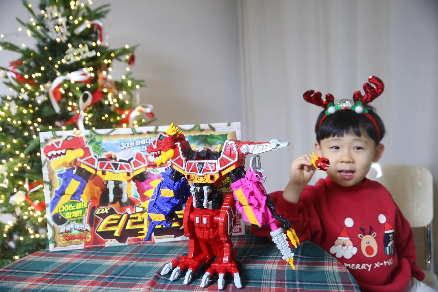 #협찬
우리 아이 크리스마스 선물로 야심차게 준비한 티라노킹 
아이들 이런 합체 로봇 난리 나잖아요! 올해도 성공적!!

8/6부터 애니원,애니박스에서 상영중이잖아요 그래서 우리아이가 너무도 갖고 싶어했다지요 

6살 우리 아이 스스로 합체도 하고 손쉽게 가지고 놀기 좋아서 딱

공룡 세개를 합체하여 멋진 하나의 로봇으로 변신이 가능하고 다른 파워 다이노와 합체하면 보다 다양한 변신이 가능하게 해준답니다:)😃😆

공룡에 다이노셀을 이용하여 전개 액션!!

아이들이 좋아하는 다이노포스와 함께해서 그런지 시간 가는줄 모르고 놀더라구여!!
형아랑 신나게 시간 순삭!!

아이들이 손쉽게 조립/ 합체가 가능하여 더 매력적인거 같어요

✅반다이 남코코리아 공식 네이버 스토어에서 신규로 알람 받기를 누르면 20% 할인 쿠폰을 받아 구매가 가능하답니다🎵

 bandainamcokoreamall 공식스토어에서 구매 가능

 #파워레인저 #다이노포스 #티라노킹 #공룡장난감 #어린이장난감 #조카선물 #어린이선물 #남아선물 #장난감선물 #3세장난감 #4세장난감 #5세장난감 #6세장난감