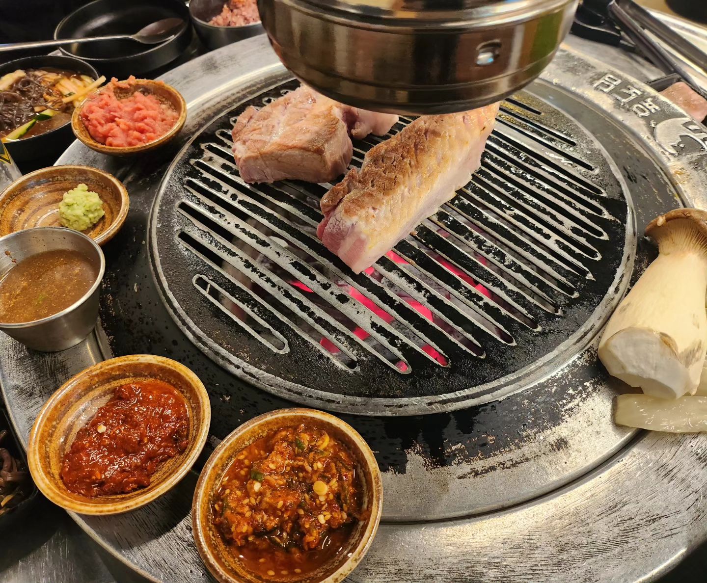 하준이 재우고 
집앞 고기집에서 행복했던 주말🥰
명란젓부터 다양한 소스가 많아서 좋고
냉면도 너무 맛있어서 또 가고싶다🥹
솔직히 제주는 어딜가든 고기는 다 맛있는데
사이드 메뉴나 찬, 소스가 다양하고 맛있으면 만족도⬆️
집앞에 맛있는 고기집이 있어서
너무 좋다..❤️ ㅋㅋㅋ
