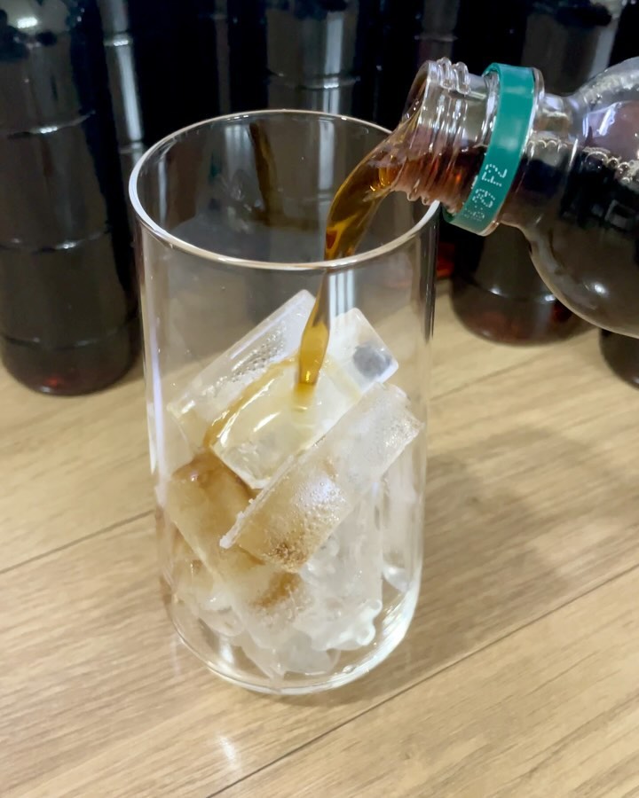 #할인구매 

매일유업/ 바리스타룰스 무라벨 디카페인 아메리카노 350ml 

1초당 3개씩 팔리는 1등 컵커피 바리스타룰스에서 PET커피를 만들었어요! 
싱글오리진 최고등급 원두를 사용해서 부드럽고 깔끔한 산미에 진한 풍미가 인상적이구요. 
평소 신맛나는 커피를 싫어하는데도 고소함이 가득해서 맛있었어요. 
화학적인 방법없이 물만 사용해 카페인을 99% 없앴구요. 
무라벨이라 재활용하기 쉽고, 한 손에 쏙 들어오는 얄쌍한 사이즈라 휴대하기가 굉장히 좋네요.

freshmaeil 
#바리스타룰스 #바리스타룰스디카페인 #신상품나왔을땐 #일상 #아메리카노 #무라벨커피 #뷰티 #디카페인아메리카노 #매일유업커피 #08L #리뷰 #바리스타룰스커피 #디카페인커피 #아메리카노맛집