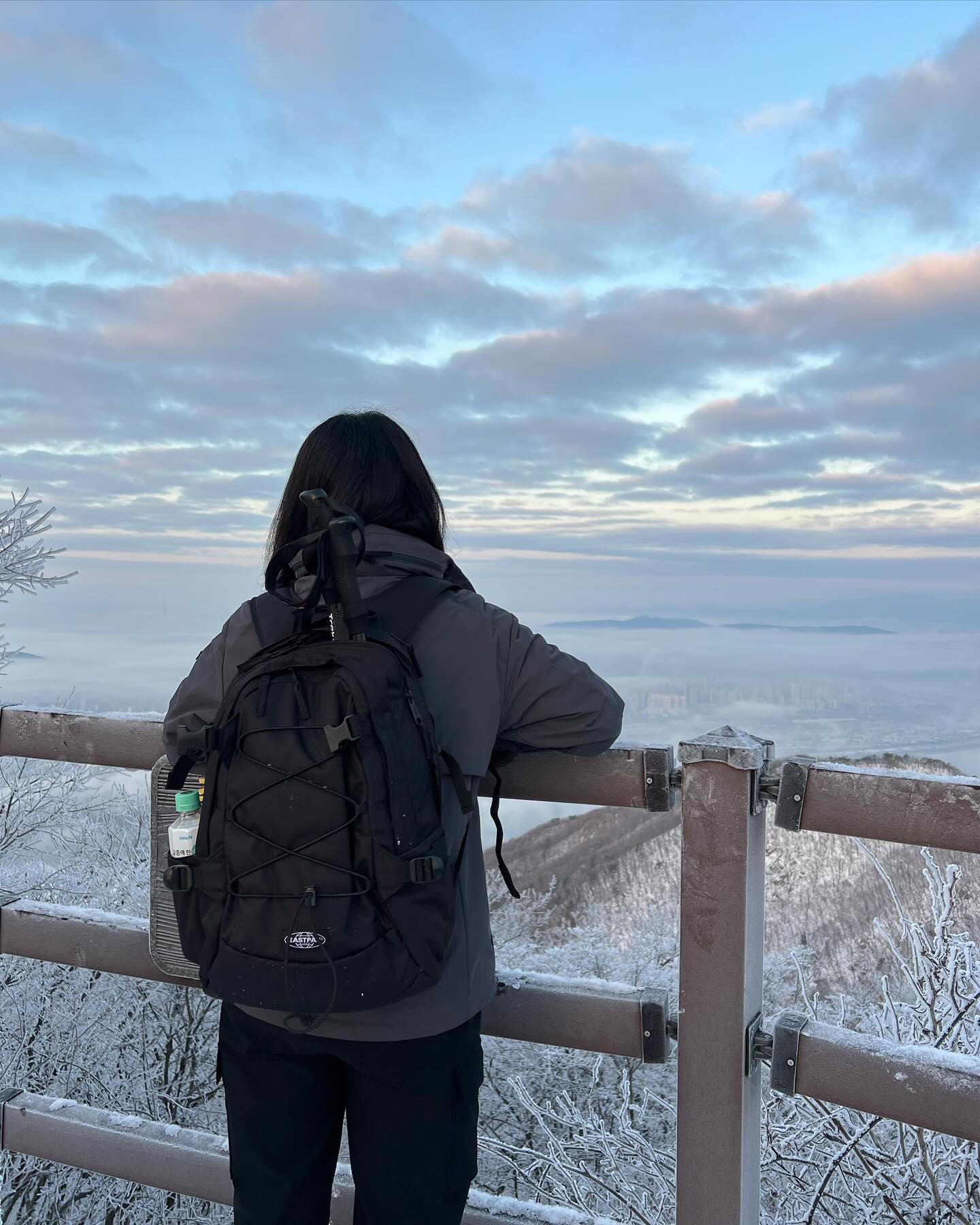 #협찬 eastpak_korea 
예봉산, 천마산을 함께한 이스트팩 백팩 게리
요새 고프코어룩을 일상에서도 많이 볼 수 있는데요! 
저는 산쟁이라 등산가방으로 활용했습니당💪🏻

등산방석, 아이젠, 스패츠 등 등산용품들 충분히 수납 가능했어요! 16리터라 간단하게 가볍게 등산갈때 애정하며 착용했어용

물병 넣는 공간도 있어서 등산할때 바로 꺼낼 수 있어서 굿🫶🏻
네임택이랑 인형까지 가방앞에 달기 편해욤
.
.
.
.
#새학기 #신학기 #개강 #학생가방 #대학생가방 #대학생백팩 #학생코디 #데일리코디 #스트릿 #20대여자가방 #20대남자가방 #고프코어룩 #백팩추천 #백팩 #가방추천 #백팩추천