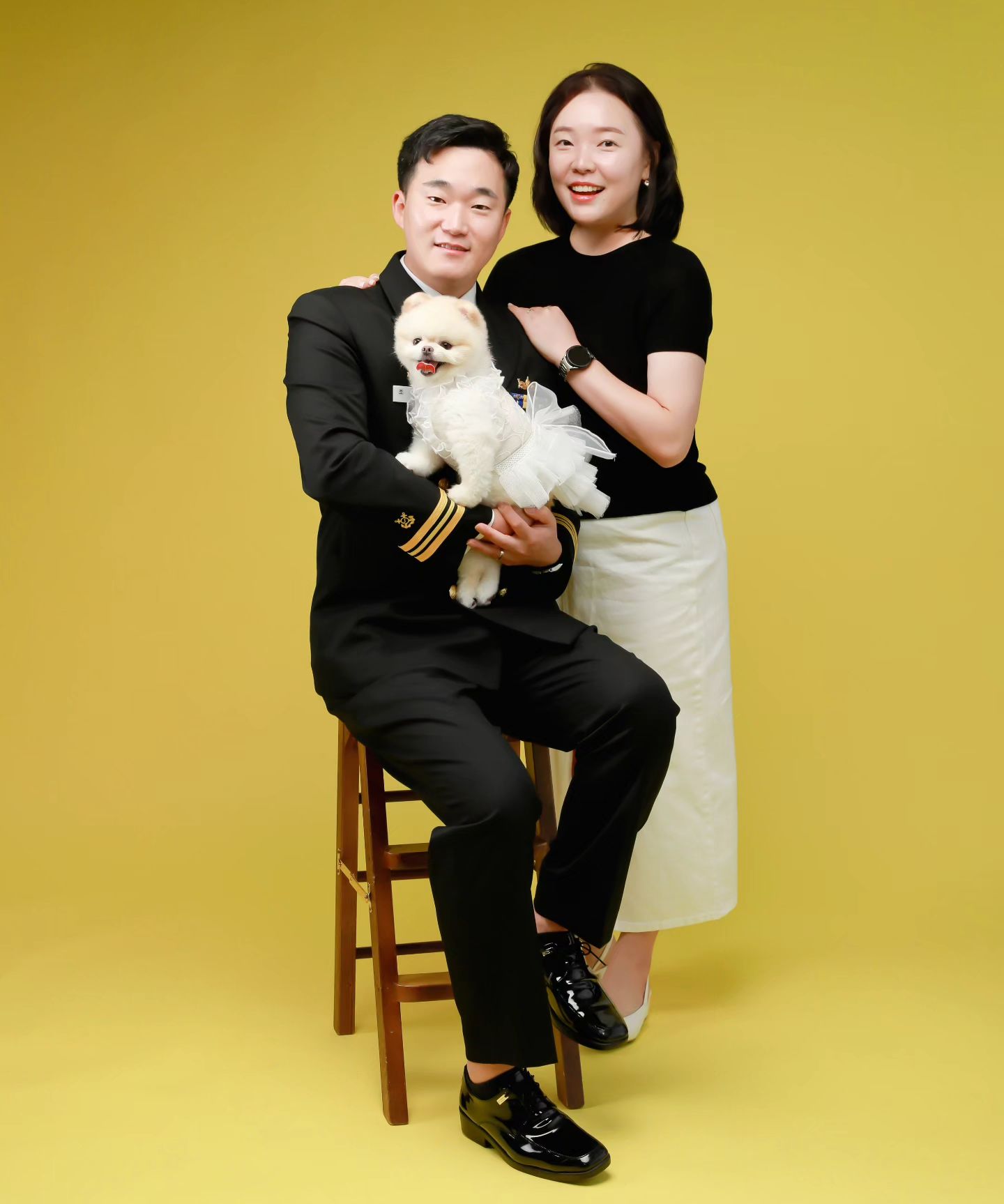 #밍스타👯 #라떼는말이야🐶 

결혼 후 해마다 기록을 남기고 싶었는데
드디어 라떼까지 우리 세가족 개족사진 클리어 : )

라떼랑 같이 찍는데 이쁘게 남기자며
의상까지 신경써줘서 고마운 부군께
연말에 이사가거든 크리스마스 분위기로
한 번 또 찍고싶다는 바람을 전해봅니다아 🎄

여튼 얼른 액자로도 빨리 받고싶은
우리집 1차 가족사진 끄읏 🐶🐾