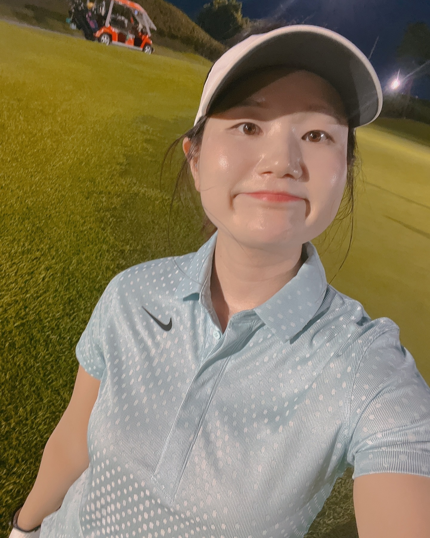 #8월결산 #20240831

이번달도!!! 욜찌미 일함!!
나의 여름은 일로 가득채운 것 같다. 

내년이 걱정되는 유난히 더웠던 올해 여름

별 다를바 없는 나의 일상에 단 한가지 새로운 일이 있었는데, 진짜 잔디 있는 필드나가기!!

골프 배운지 3달 조금 넘겨서 첫 라운딩 다녀왔는데, 땀 나고, 집에 가고싶다가 즐기면서 재밌게 치고 왔다!!

이 모든 걸 함께 해주고 응원해준 울 쌤이랑 회원님들께 무한 감사합니당💞 kkkkk.eunhye 

잠시잠깐의 여름 휴가엔 조카들이랑 계곡도 다녀왔고, 추웠지만 재미지게 놀고 왔다!!! 조카들 항상 행복하게 자라주길🫶🏻

나머지는 소소하게 행복하고 재밌었다.

엄마의 생일 맛난 거 먹구 돌아가는 길 내 양옆에서 잠든 울 엄마아빠 너무 귀엽고

뚜버기 데리고 다니며 밥 같이 먹어주는 연지언니랑 애니쌤두 사랑하구 

둔둔해진 아랑공쥬도 1년만에 봐서 간식을 빌미로 뽀뽀 10번은 받고,

오랜만에 바깥에서 땀 흘리며 러닝도 했고,

회원님들의 감사한 피드백도 받아서 좋았고,

옐로덕후들 깔맞춤 너무 완벽해서 좋았고,

8월의 마지막 날 친구와 함꼐 보낼 수 있어서 좋았던 더운 여름.

9월도 잘 지내쟈아아

#쏭스타그램 #8월마무리 #월말결산