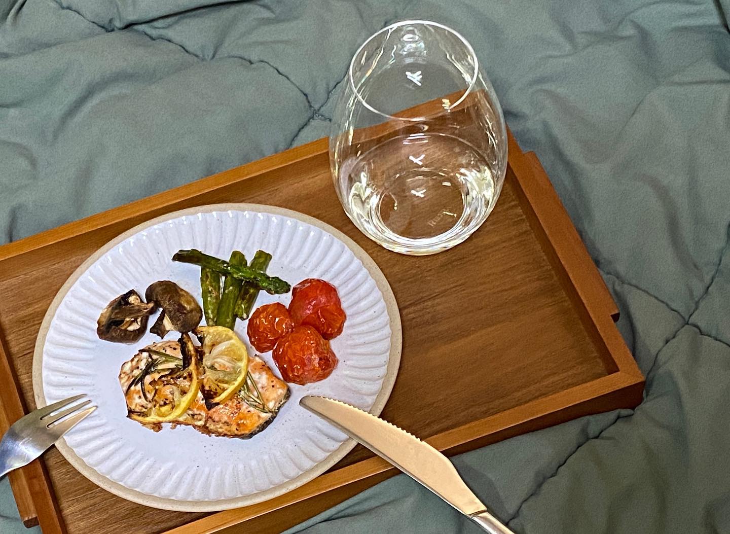 갑분 요리(조리) 현경👩🏻‍🍳zzz
오랜만에 날씨 좋은 날 혼자 기분 낸다고〰️
연어스테이크에 로즈마리, 레몬 올려서 에어프라이어 굽굽🤤

bdlab_official 

#밸런스다이어트랩 연어스테이크로 했는데
해동 안하고 바로 조리 가능한 80g씩 포장돼있구
손질 필요없는 순살에 허브, 솔트, 페퍼, 갈릭 등 6가지 맛이라서
자취인들에게 너무 좋은 건강식으로 영양소 섭취 챱챱✔️

술안주로도 좋을 거 같았는데
옆에 #리델 잔에 #화이트와인 처럼 다소곳하게 있는 건,
사실 #프로틴드링크 키키 속았죠ㅎㅎㅎㅎㅎ

takefit_official namyang.today 

얘는 이번에 #테이크핏프로 신상 맛이에요 천연레몬맛🍋
(천연납작복숭아맛도 있어요🍑)

비린 맛 하나 없고 진짜 그냥 이온음료 맛이에요?
부스터 역할도 하고 제로슈가에 단백질 25g까지 얘도 개꿀템..
2+1로 편의점에서 쉽게 득템 가능!

건강하게 여름 준비 고고?🐥

#밸런스다이어트랩 #밸다랩 #연어스테이크 #에프굽 
#순살연어스테이크 #식이조절 #건강관리 #연어요리 #연어 
#연어구이 #캠핑요리 #간헐적단식식단 #1일1식 #프로틴쉐이크
#테이크핏 #테이크핏프로 #테이크핏프로레몬맛 #다이어트식단