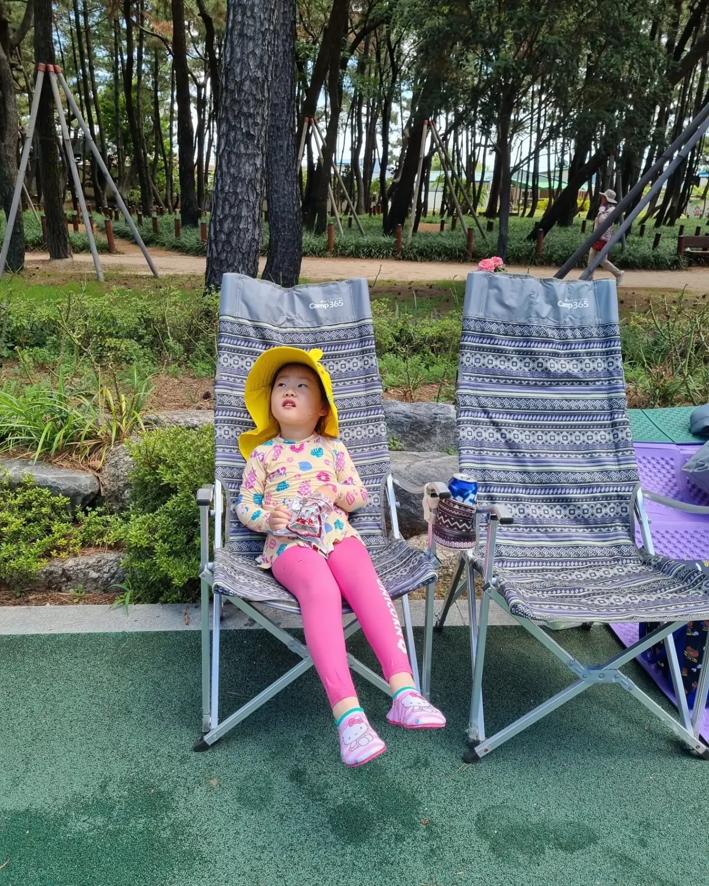 포항으로 떠난 유주의 여름방학 첫날. 송도 솔밭♡

여름이면 아이들을 위해 솔개천이 물놀이장으로 변한다.
8시간의 대쟁정으로 이모집에 도착해서 여독이 풀리지도 않았을텐데,
맘이 맞는 친구들을 만난 유주 식음을 전폐하고 눈이 풀린채로 방학 첫날을 불태웠다🔥

그래. 지금이 아니면 즐길 수 없다!! 몸이 부숴지게 놀아라~~

.
.
.

#일상 
#딸스타그램 #51개월 #쥐띠아기
#여름방학 #포항 #송도해수욕장